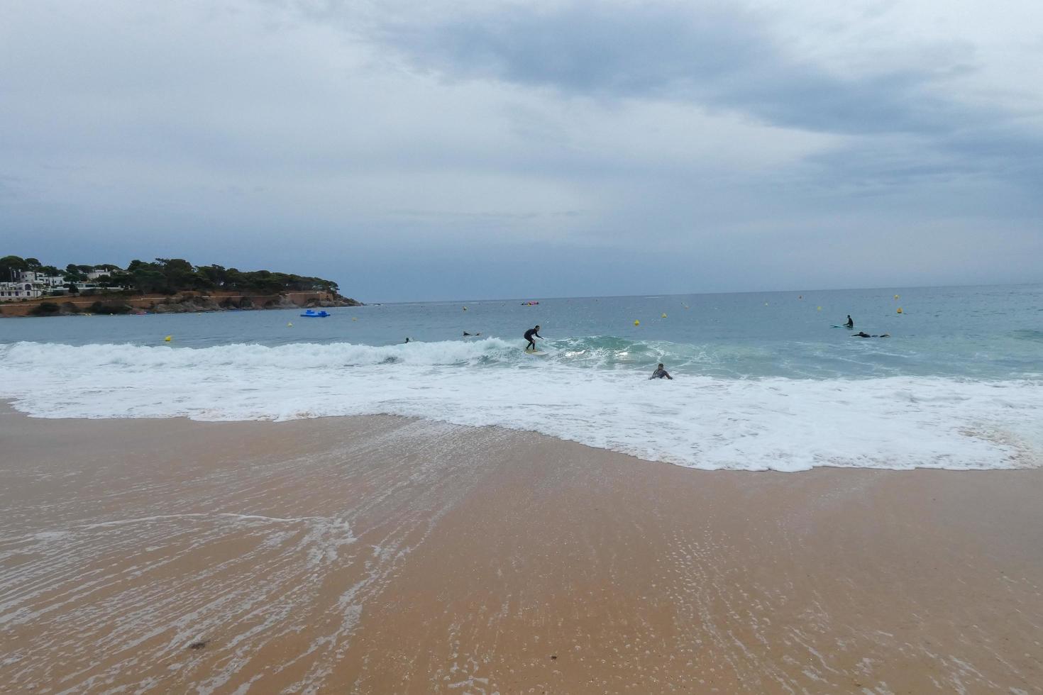 espuma de las olas cuando llegan a la arena de la playa foto