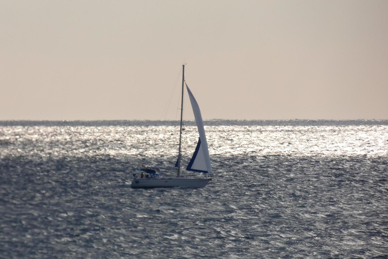 velero navegando en el mar mediterráneo, aguas tranquilas foto