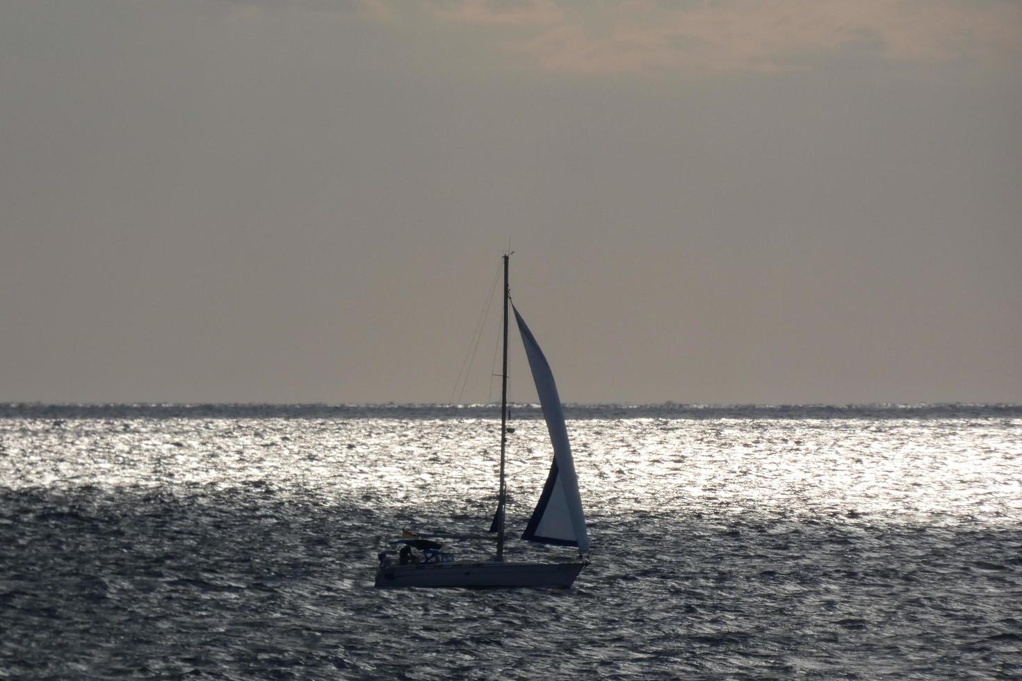 velero navegando en el mar mediterráneo, aguas tranquilas foto