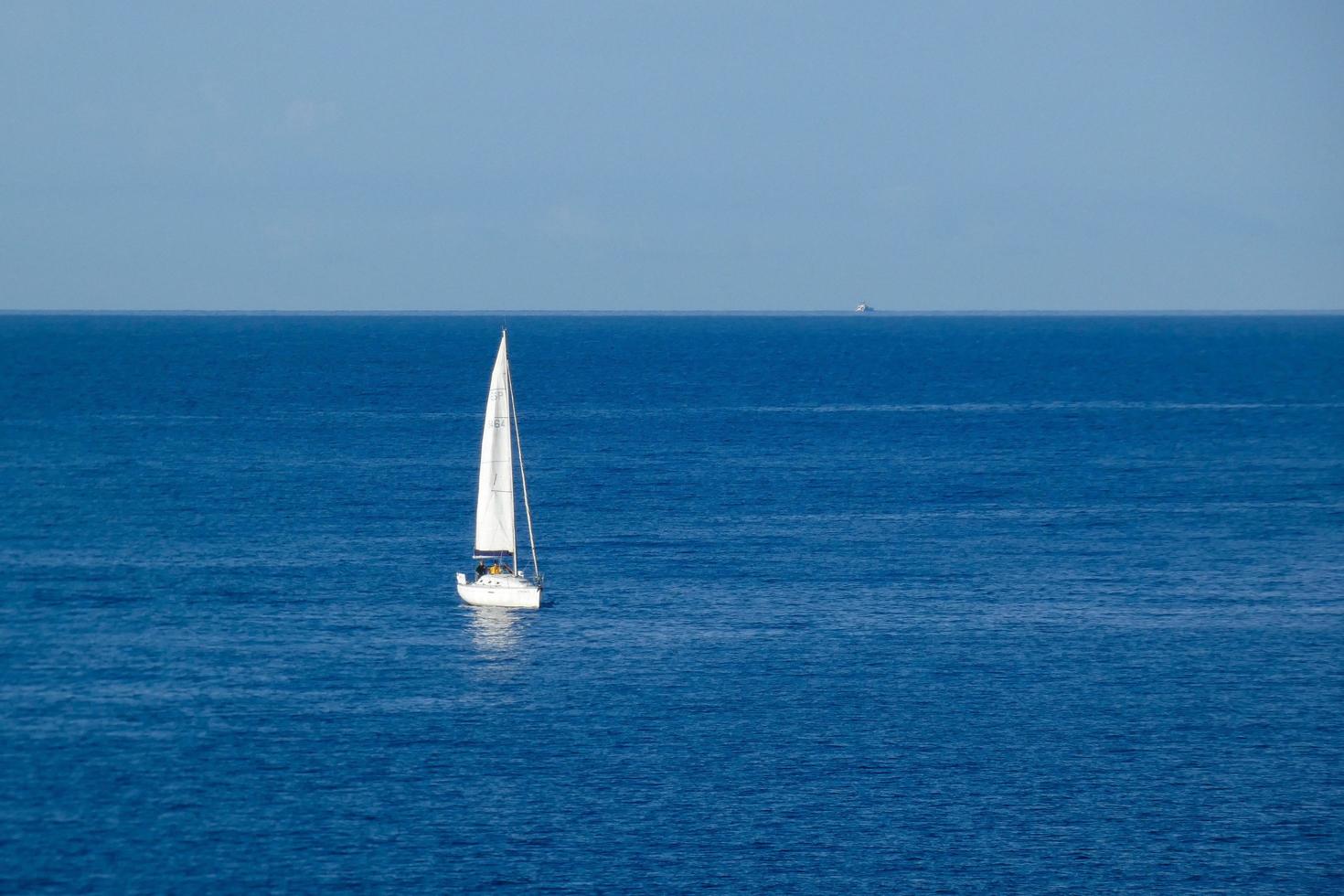 velero navegando en el mar mediterráneo, aguas tranquilas foto