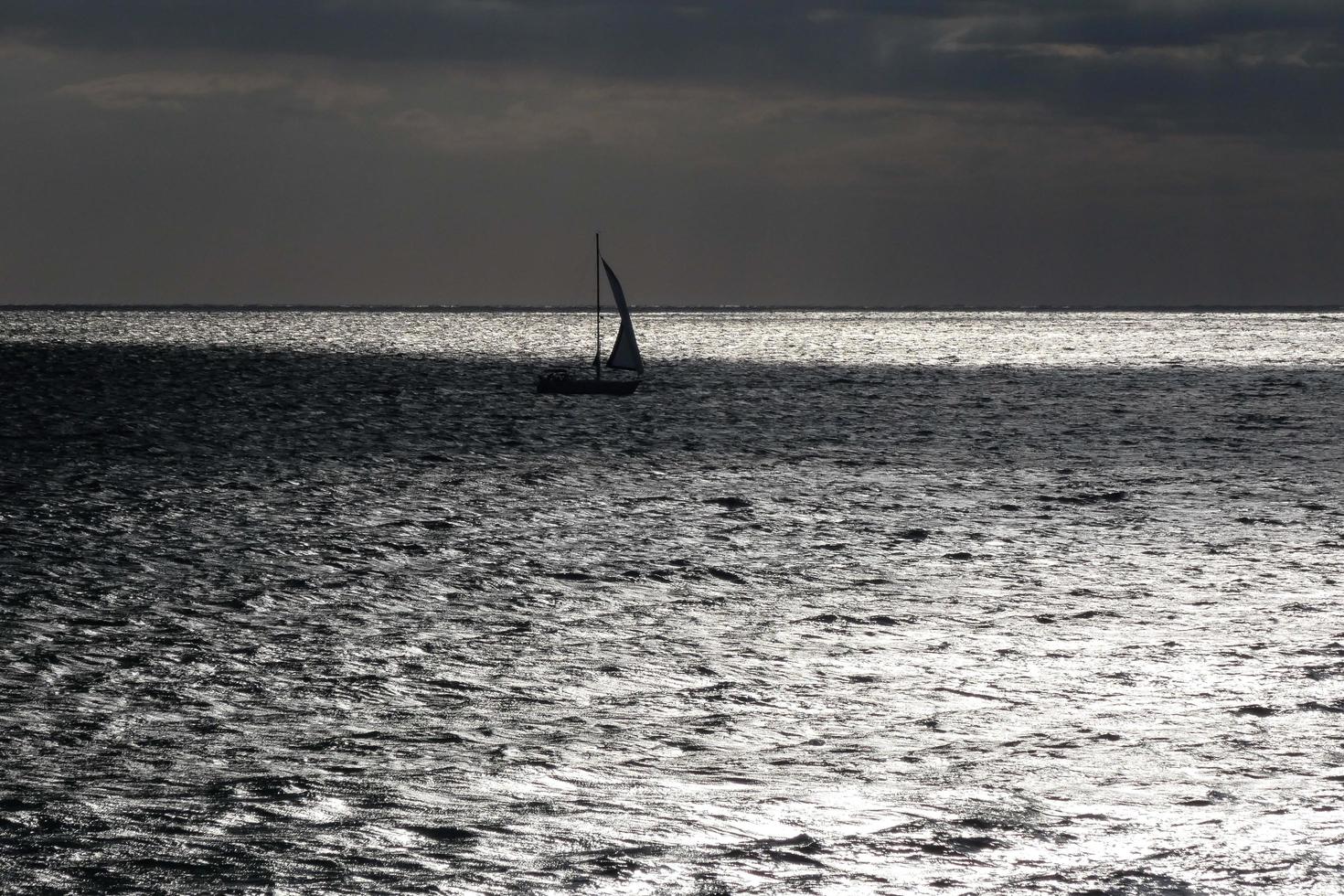 velero navegando en el mar mediterráneo, aguas tranquilas foto