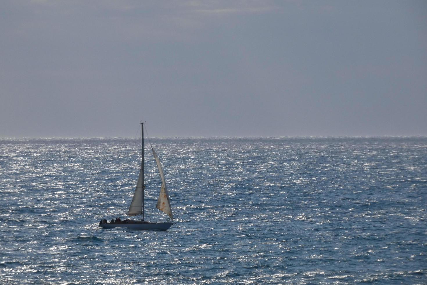 velero navegando en el mar mediterráneo, aguas tranquilas foto