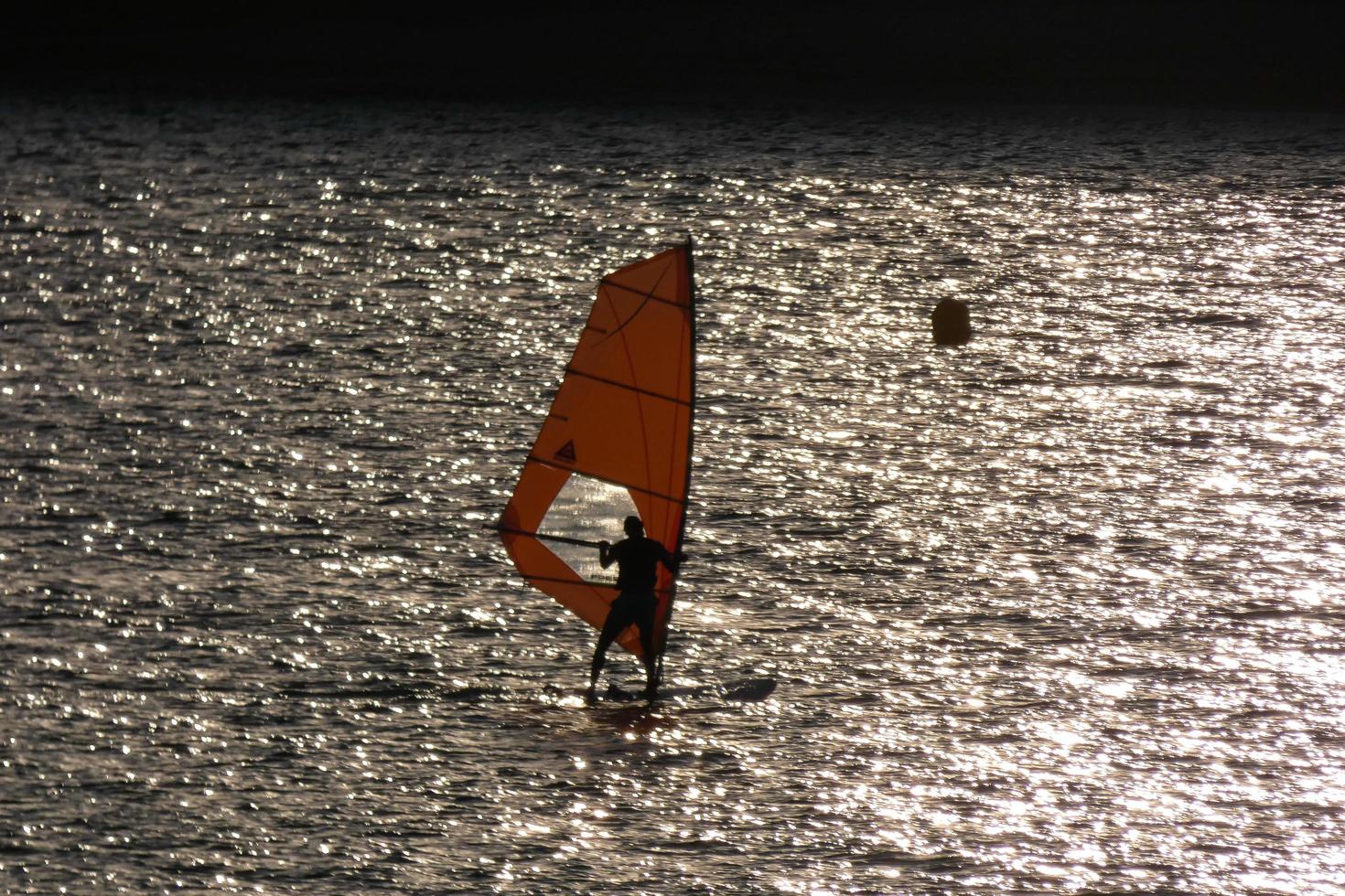 practicando windsurf en el mar mediterráneo, mar en calma foto