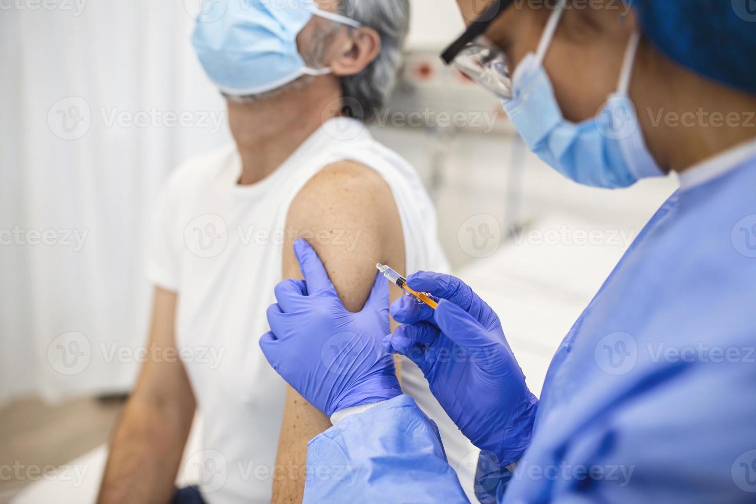 médico que usa traje de ppe y máscara quirúrgica y usa la vacuna con un paciente infectado en la sala de cuarentena brote de coronavirus covid-19 o covid-19, concepto de cuarentena covid-19 foto