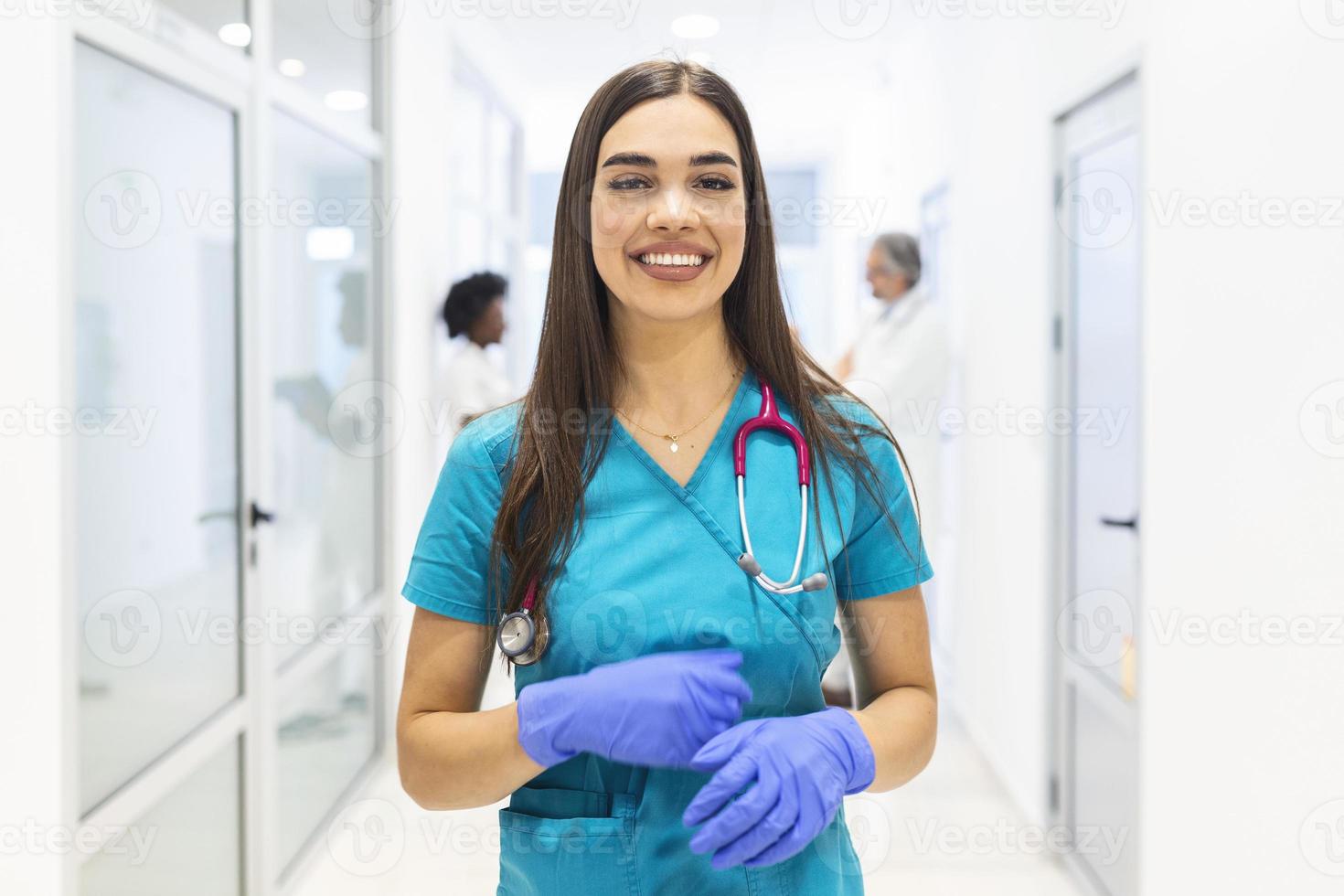 concepto médico de hermosa doctora con estetoscopio, de cintura para arriba. estudiante de medicina. mujer trabajadora del hospital mirando la cámara y sonriendo, antecedentes del hospital foto