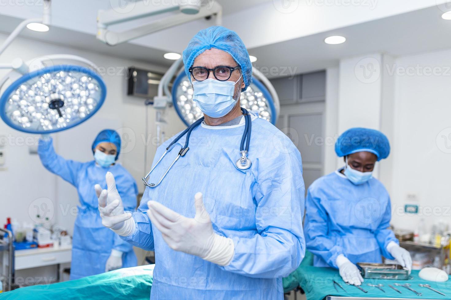 retrato de un cirujano masculino que usa una máscara quirúrgica en el quirófano del hospital. trabajadores de la salud en la pandemia de coronavirus covid19 foto