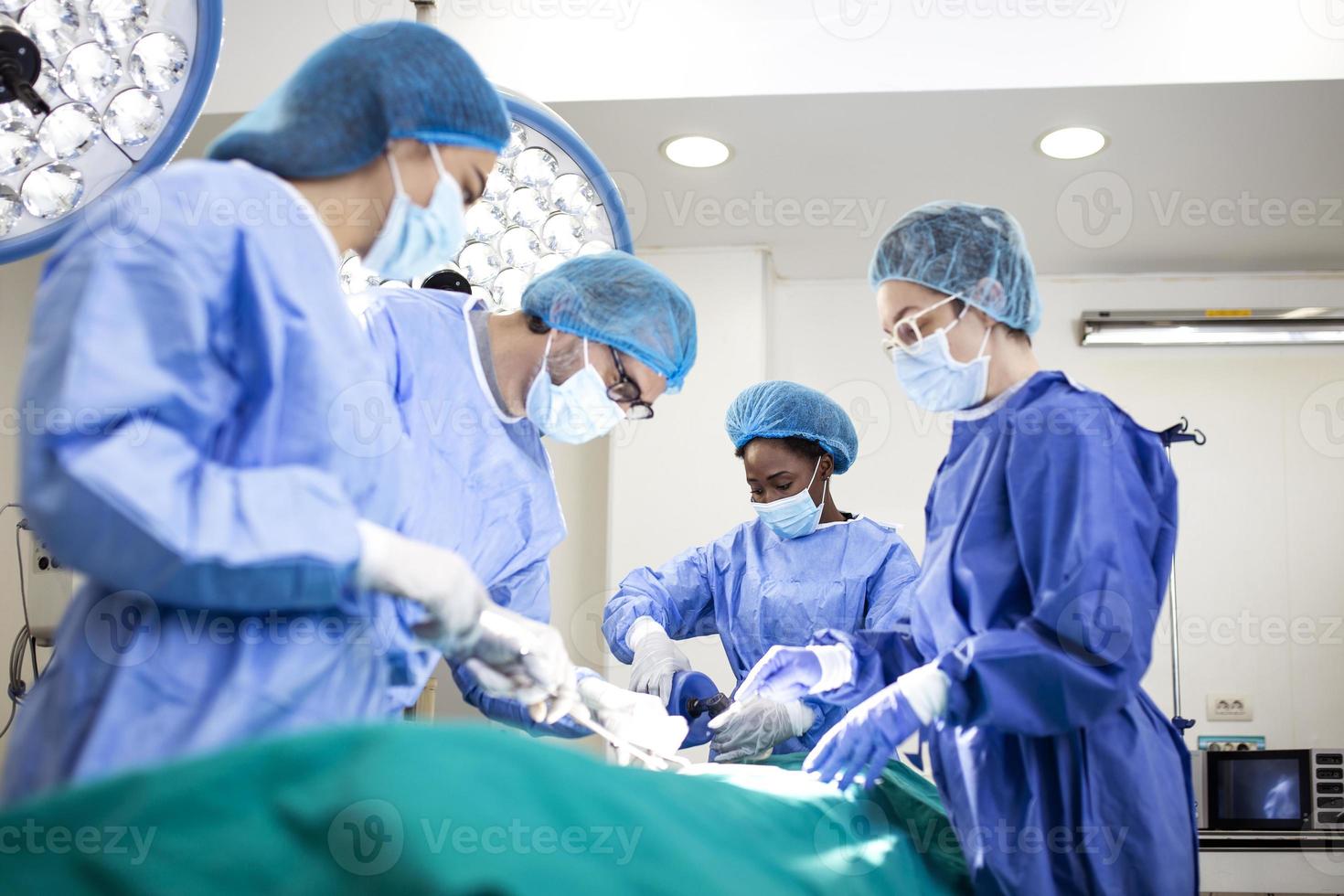 médico y asistente de enfermería que operan para ayudar al paciente de un caso de emergencia peligroso. instrumentos quirúrgicos en la mesa estéril en la sala de operaciones de emergencia en el hospital. atención médica y médica foto