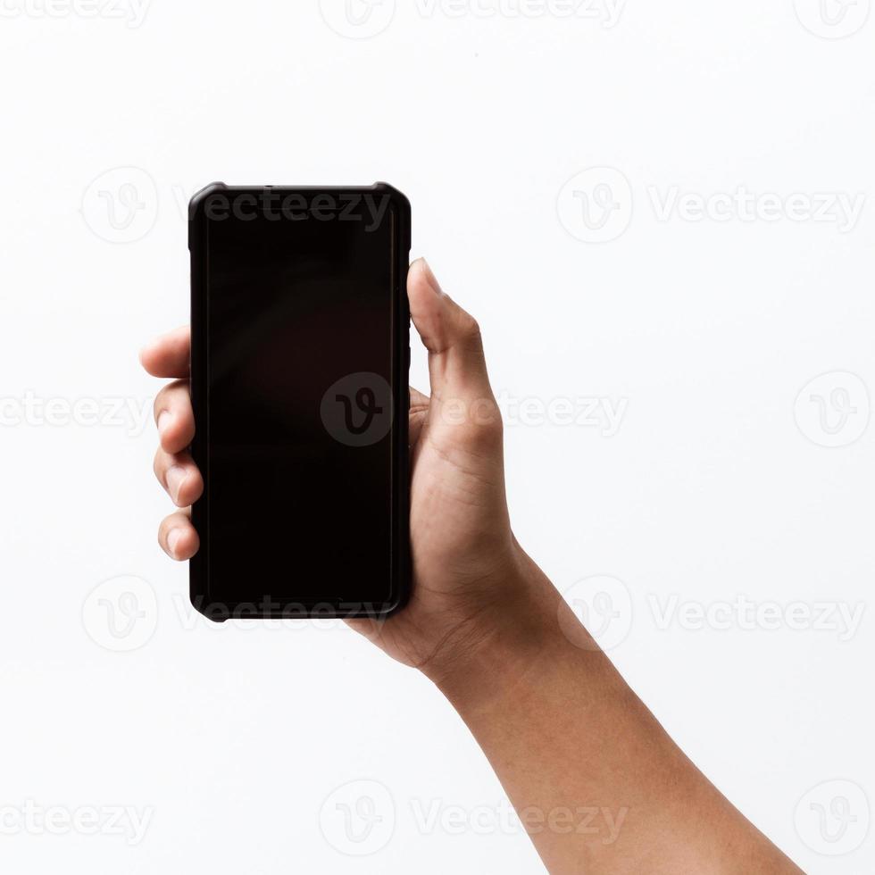 persona asiática que sostiene un teléfono inteligente móvil. foto