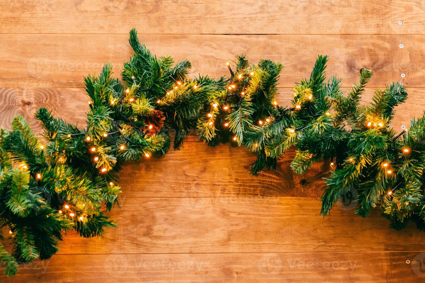 abeto de navidad con luces sobre fondo de madera con espacio de copia foto