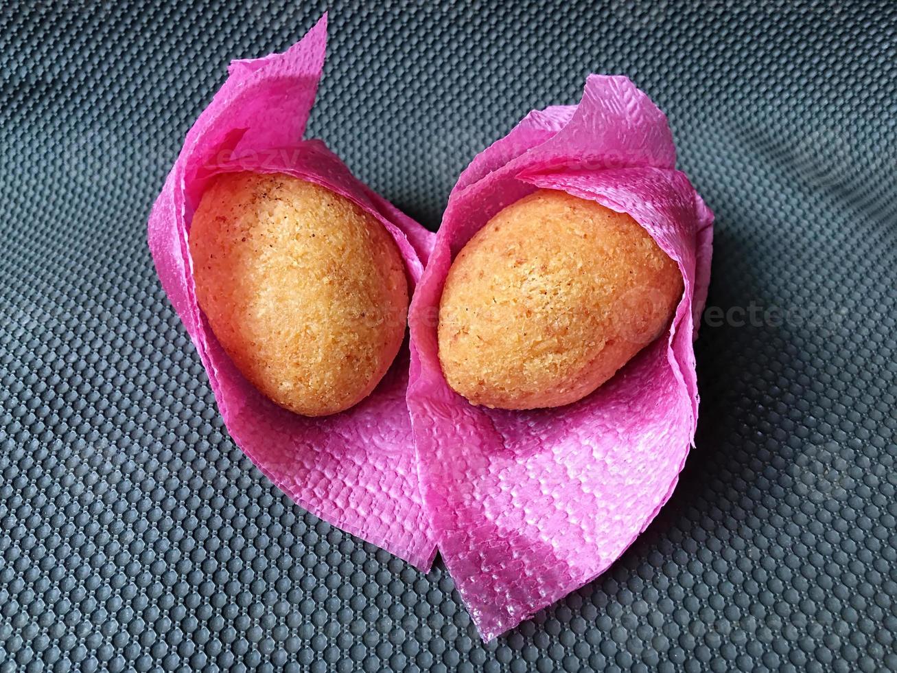 Combro de buñuelos tradicionales indonesios, hechos de mandioca frita y rellenos de especias en el interior foto