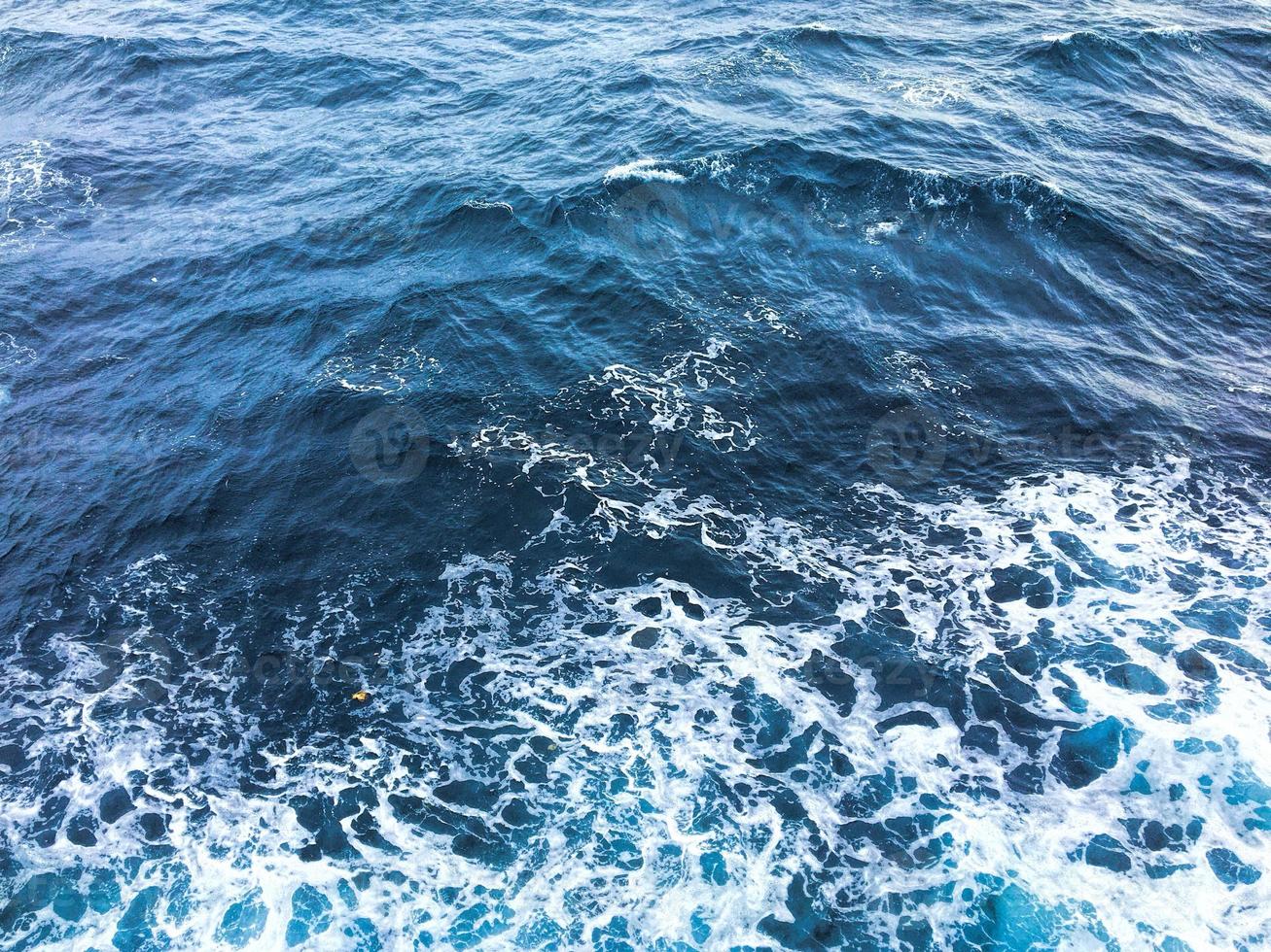 las olas del agua del mar. fondo del océano foto