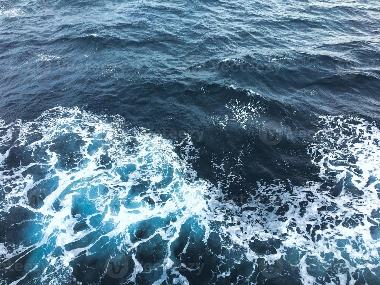 las olas del agua del mar. fondo del océano foto