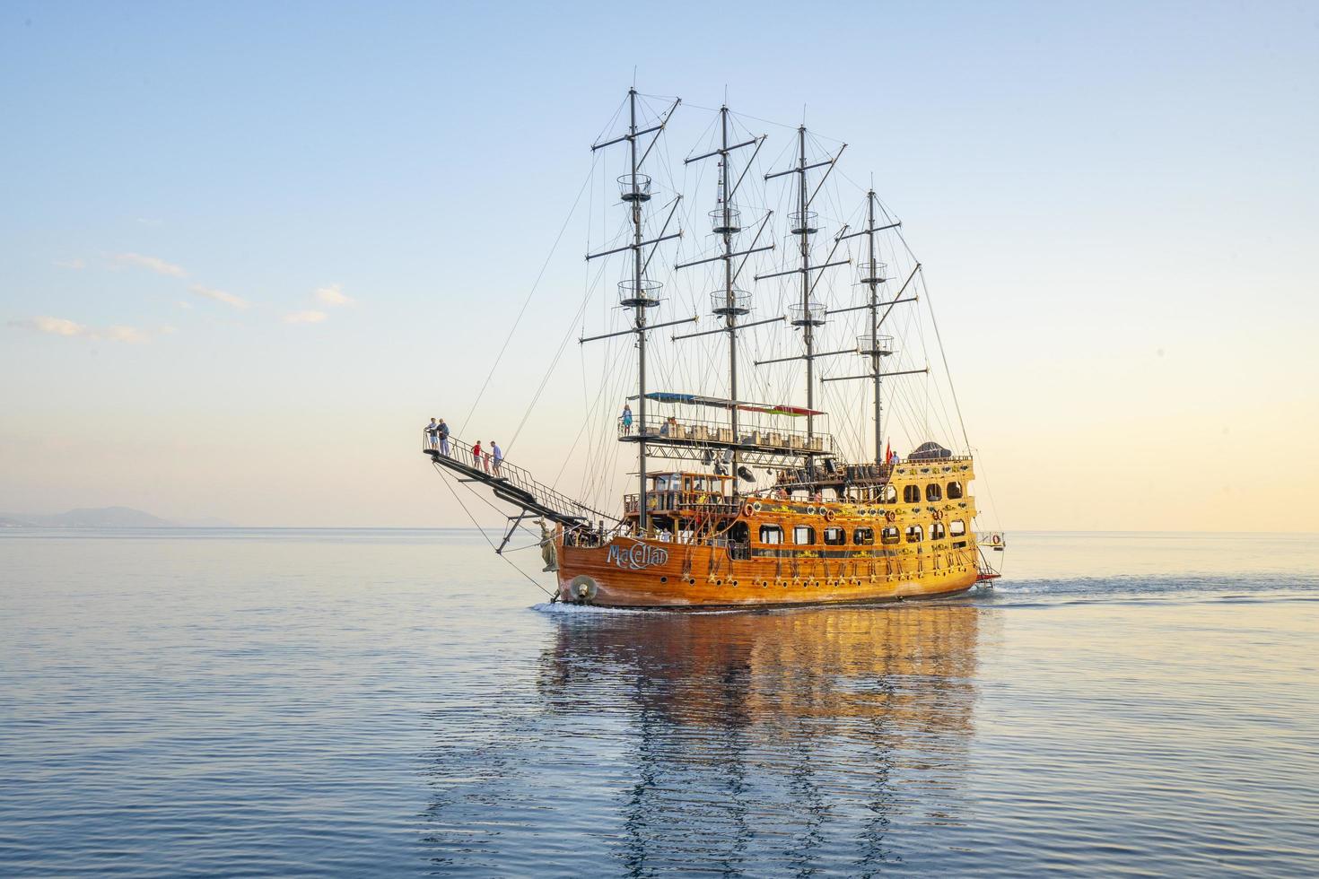 alanya, antalya turquía 2022, paseo en barco de turismo marítimo, verano foto