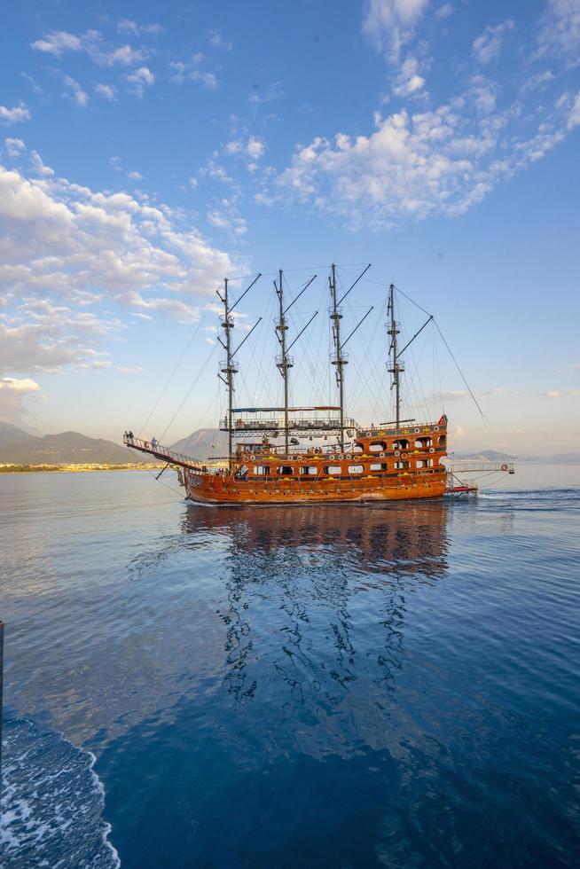 alanya, turquía 2022, paseo en barco durante las vacaciones de verano. días agradables y cálidos foto