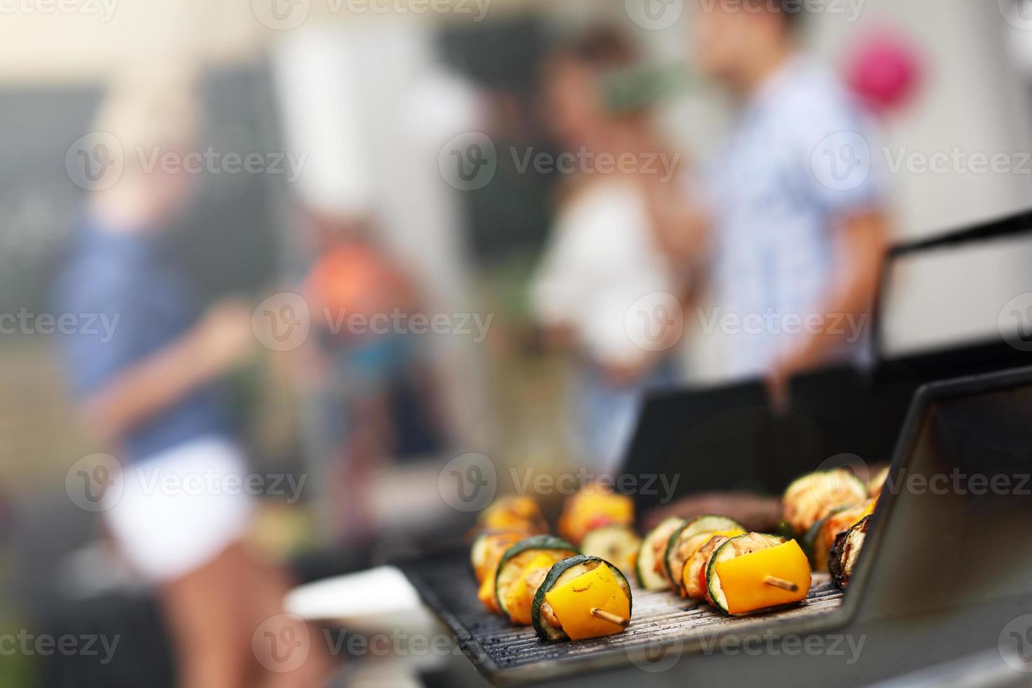 shashliks a la parrilla y hamburguesas en rejilla foto