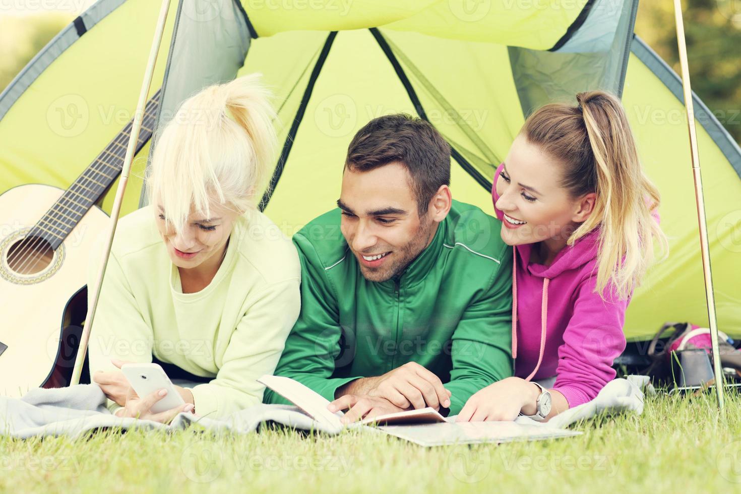 grupo de amigos acampando en el bosque foto