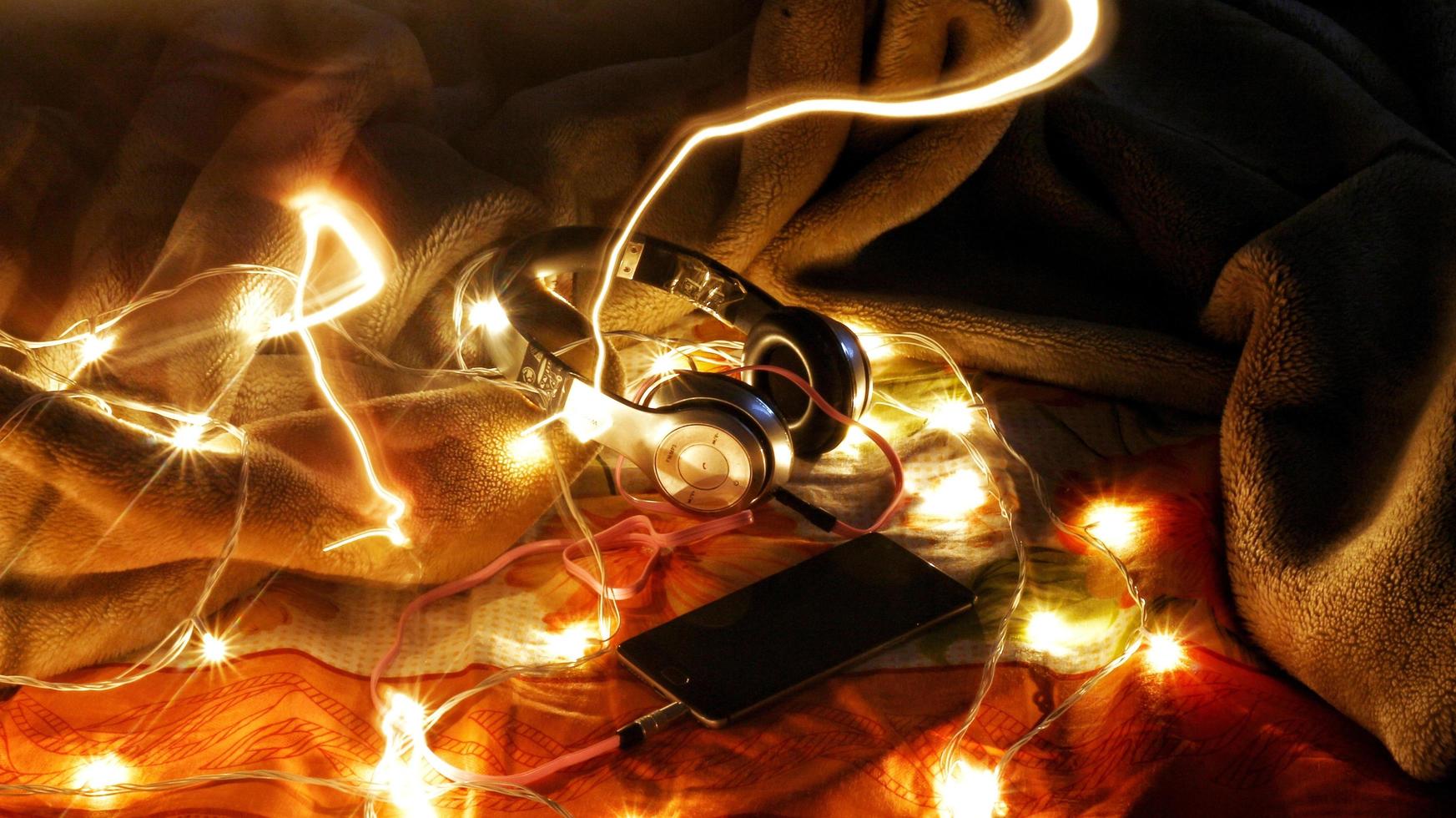 auriculares rodeados de luces de hadas en exposición prolongada foto