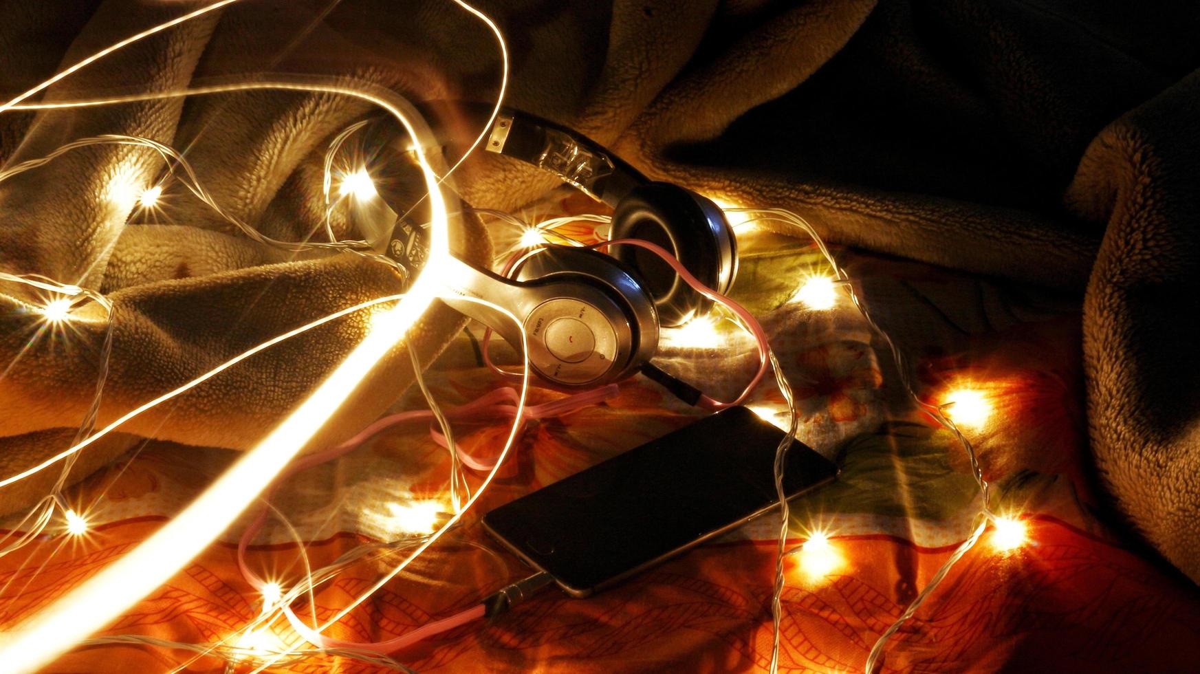 auriculares rodeados de luces de hadas en exposición prolongada foto