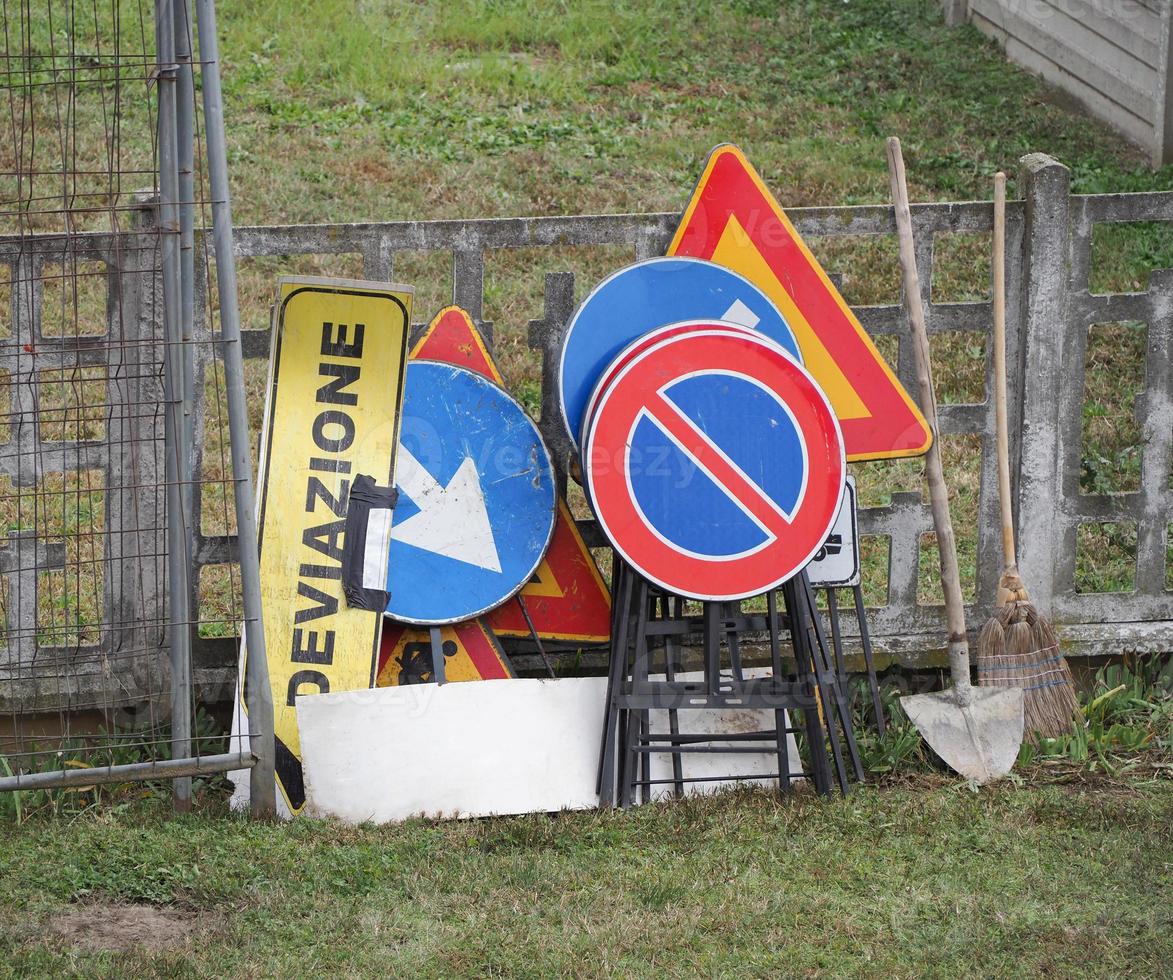 traffic sign in building site, deviazione translation diversion photo