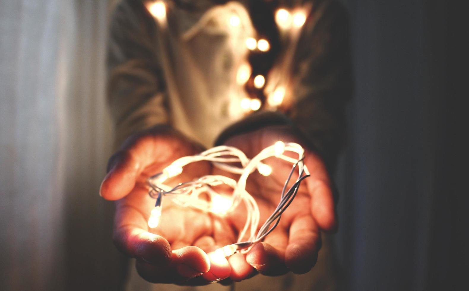 mujer sosteniendo luces de hadas foto