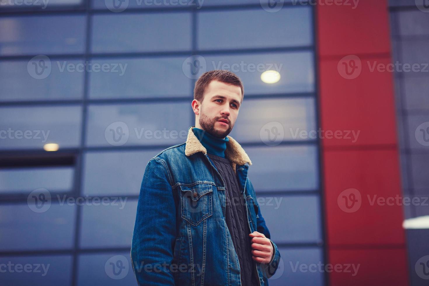 retrato, de, guapo, joven, en, vaqueros foto