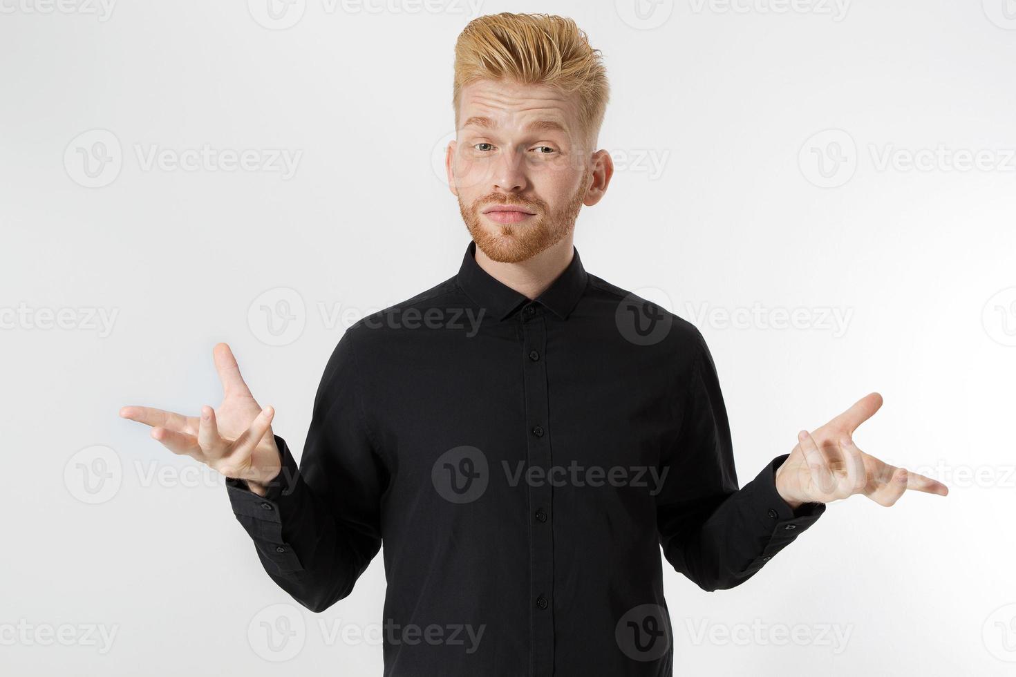 tipo confundido en camisa negra aislado. El joven no sabe qué elegir. el hombre toma un concepto de decisión. copie el espacio hombre pelirrojo caucásico con barba roja y peinado. chico guapo foto