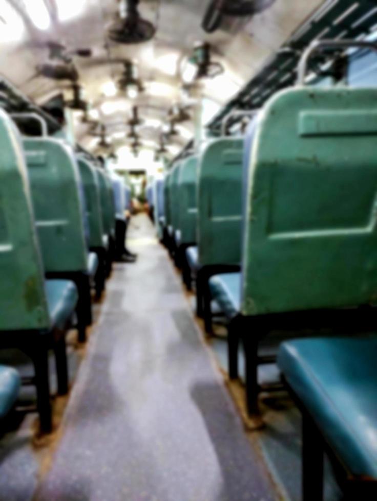 vista borrosa del interior del vagón de tren indio de 2ª clase sin aire acondicionado sentado foto