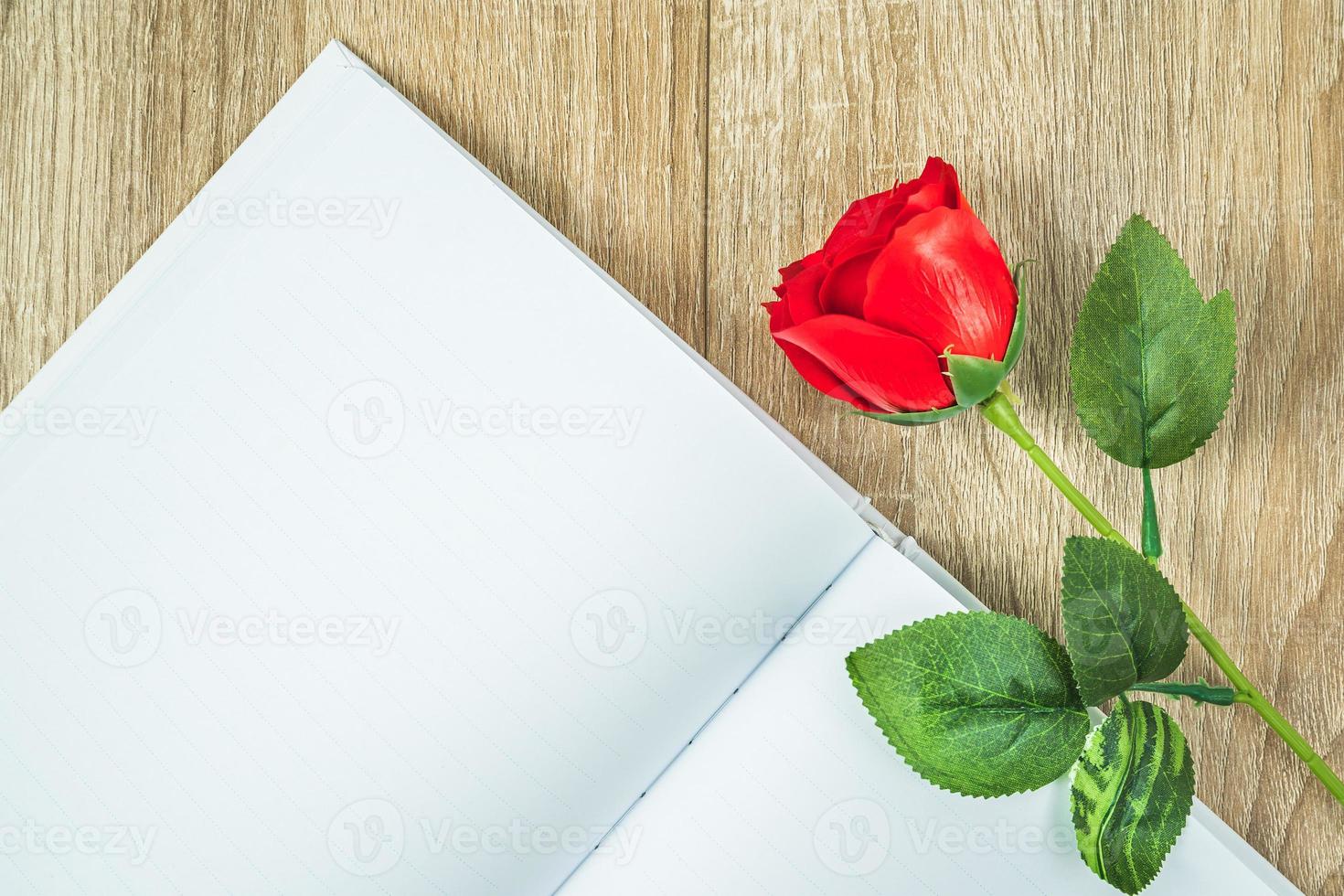 rosas rojas y cuaderno diario concepto de san valentín foto