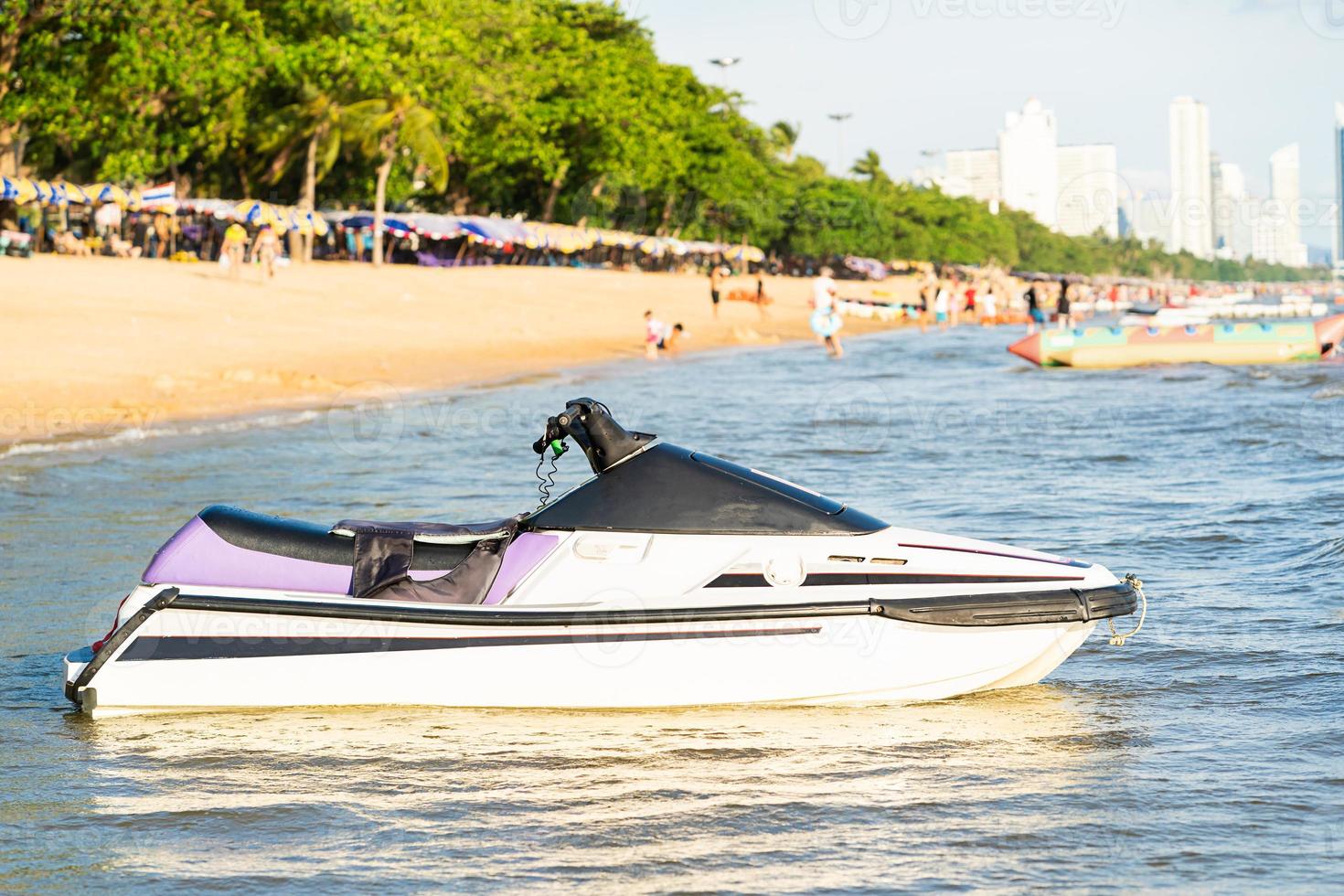 jet ski estacionado en el mar foto