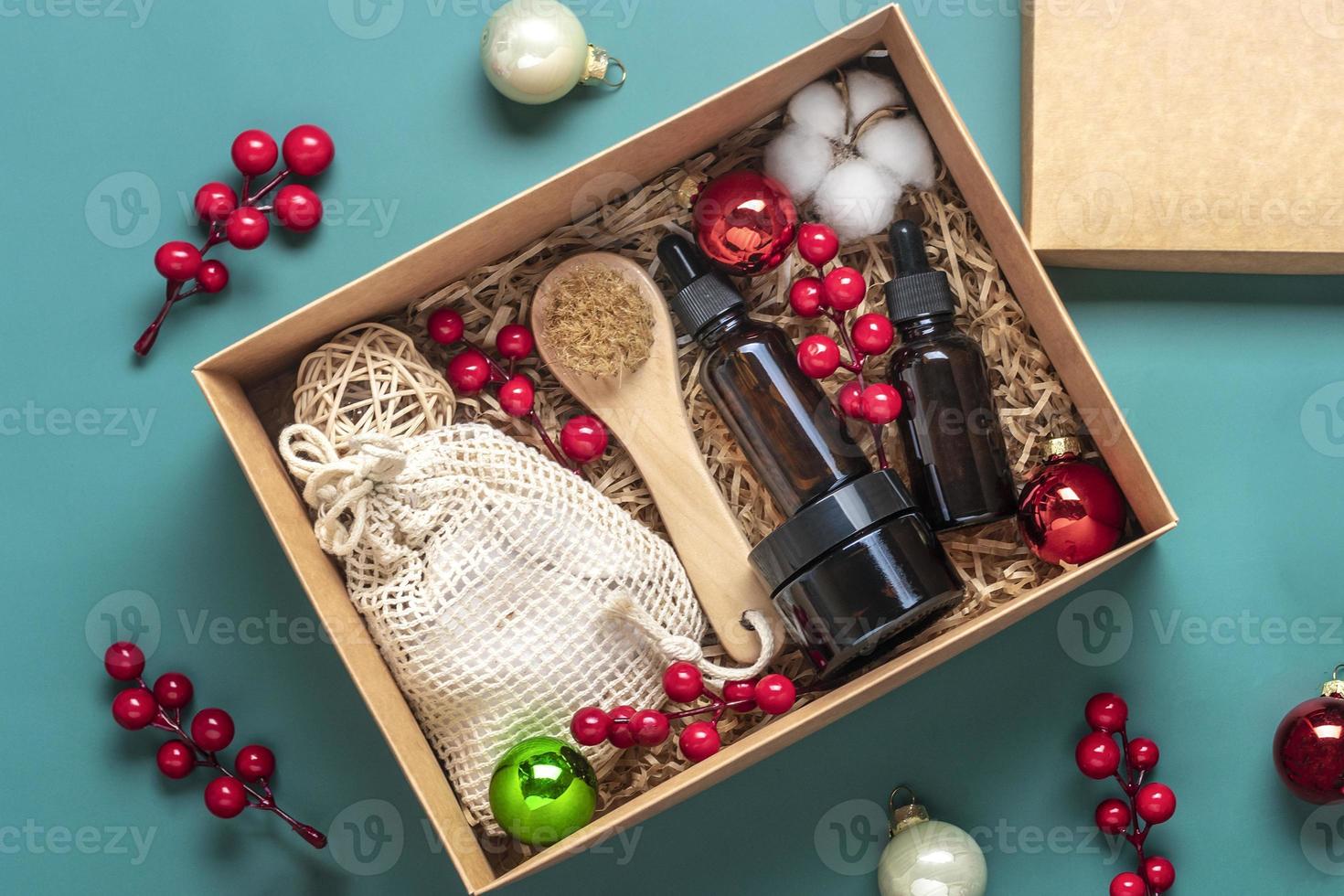 conjunto para caja de cuidado cosméticos ecológicos botellas de aceite y crema, cepillo para lavar, almohadillas de algodón sobre fondo verde regalo para novia, madre para celebrar el concepto de navidad vista superior flatlay foto