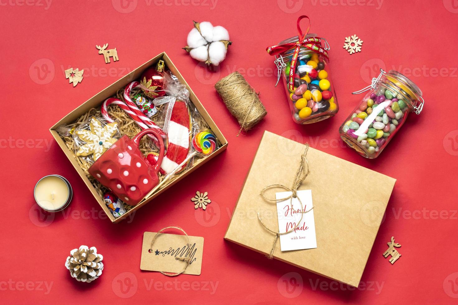 paquete de cuidado hecho a mano, caja de regalo de temporada con dulces, pan de jengibre, decoración navideña canasta ecológica personalizada para la familia, amigos, niña para acción de gracias, navidad, madres, día del padre endecha plana foto