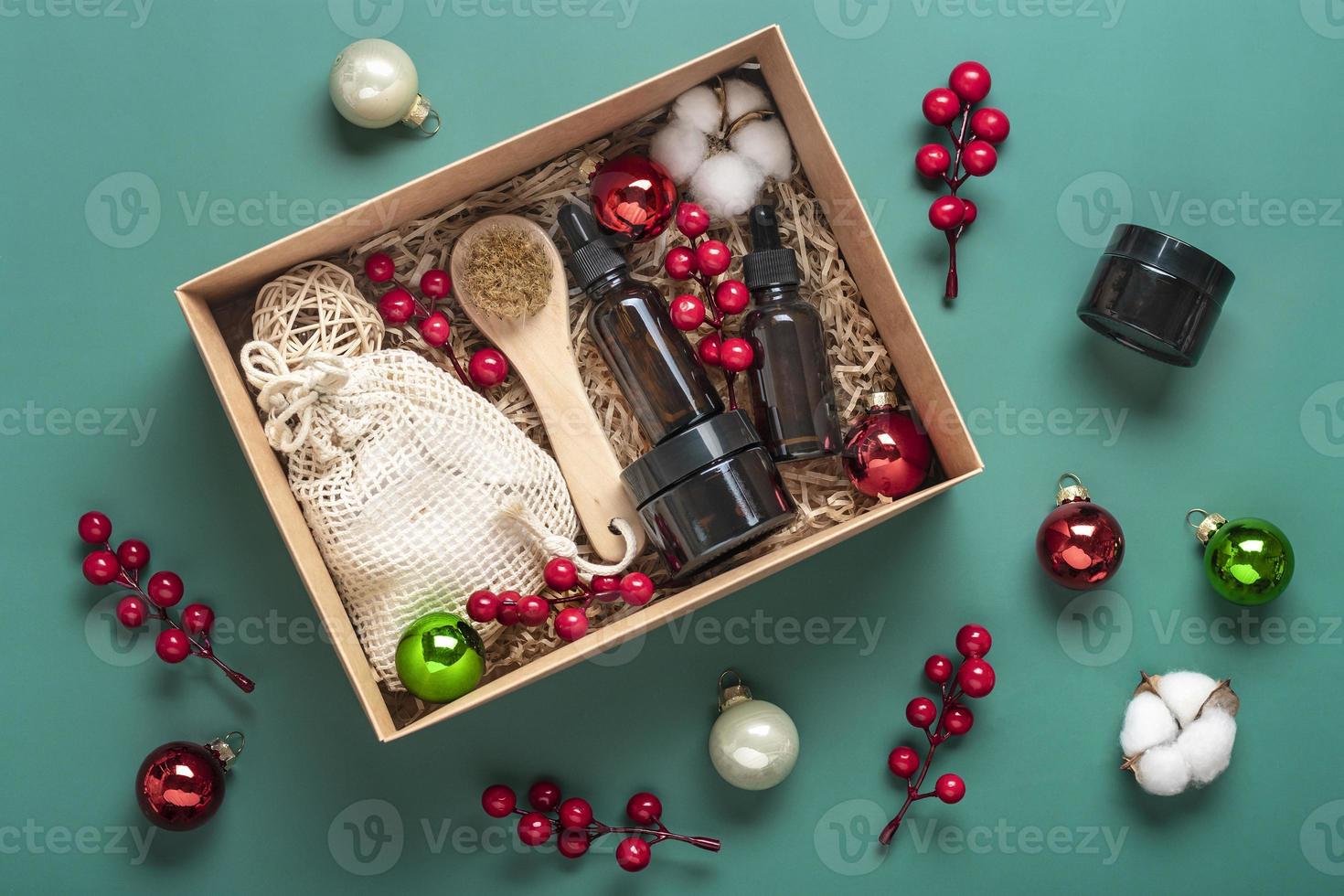 conjunto para caja de cuidado cosméticos ecológicos botellas de aceite y crema, cepillo para lavar, almohadillas de algodón sobre fondo verde regalo para novia, madre para celebrar el concepto de navidad vista superior plana foto