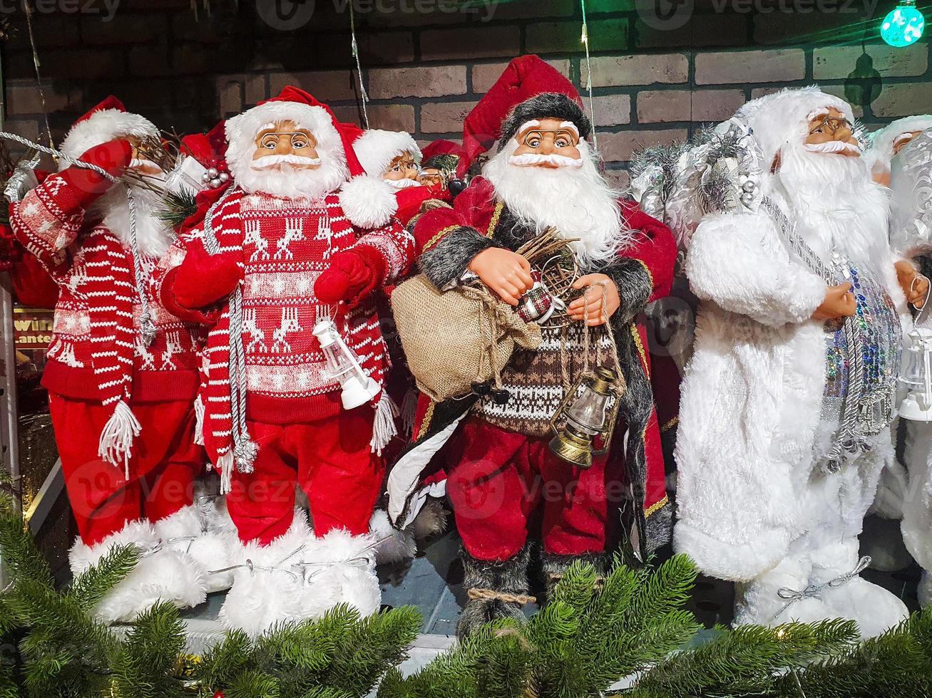 juguete de santa claus en estante en concepto de tienda tarjeta de vacaciones de año nuevo feliz, concepto de mercado de navidad de cartel foto