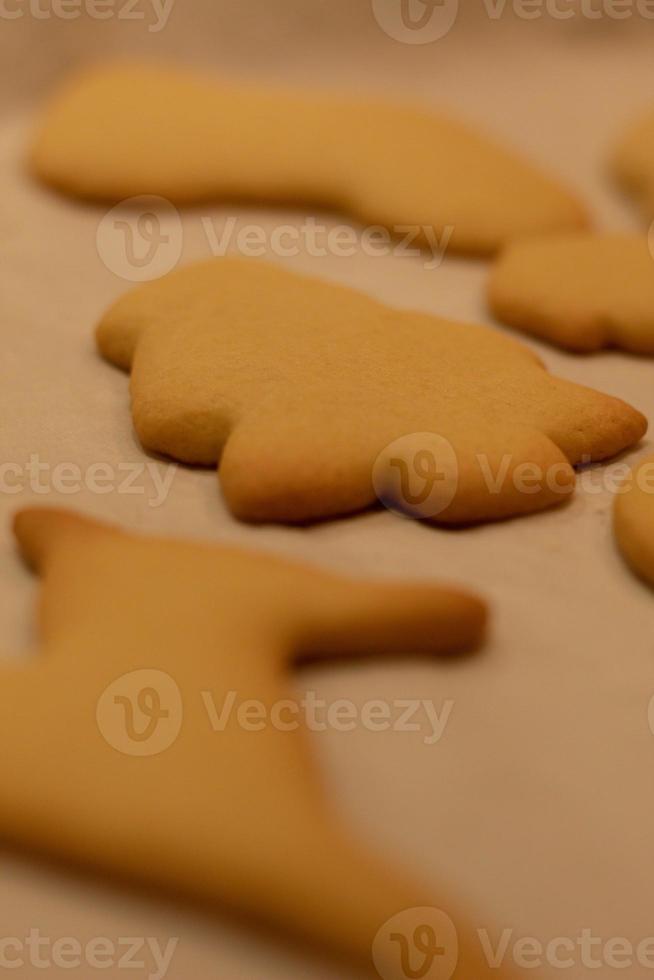 galletas navideñas frescas todavía en la sartén foto