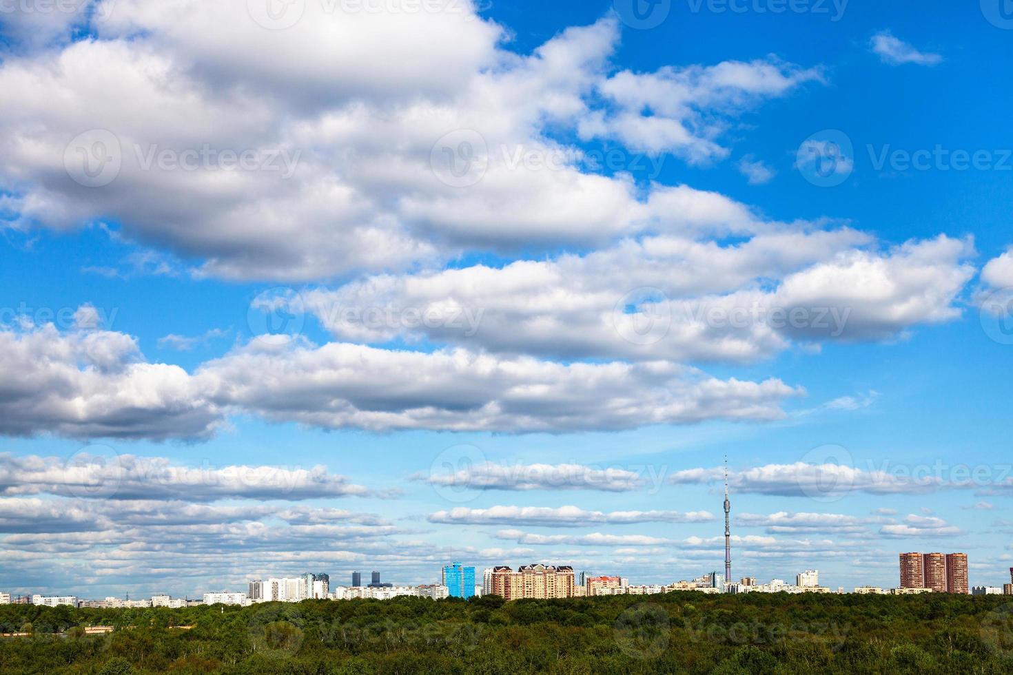 nube blanca en el cielo azul sobre la ciudad y el bosque verde foto