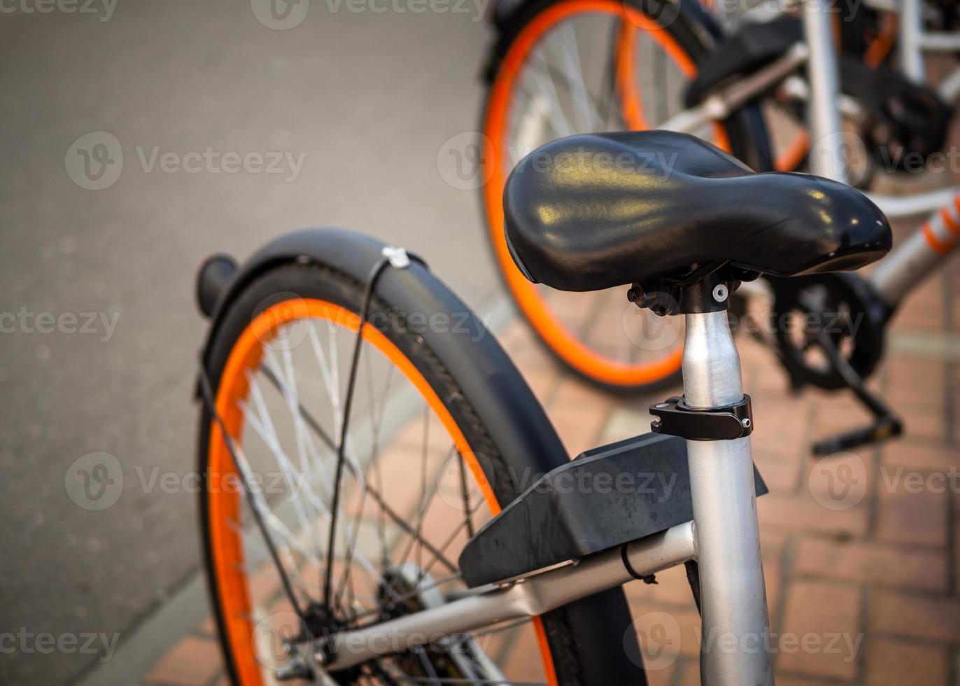 alquiler de bicicletas en la calle principal de la ciudad. sistema de bicicletas compartidas. foto