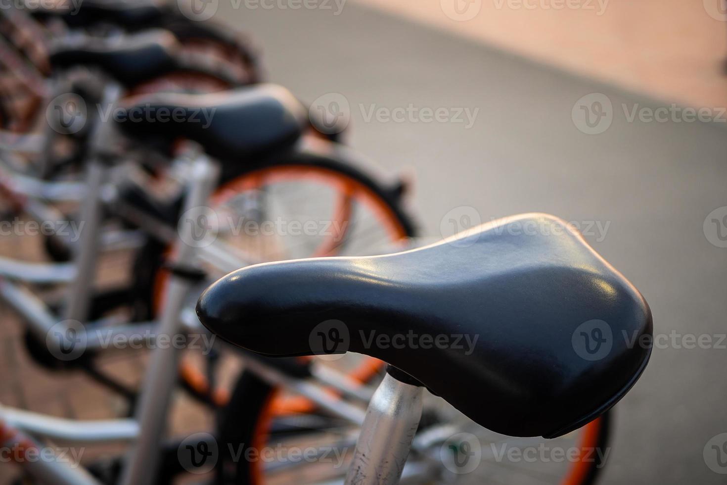alquiler de bicicletas en la calle principal de la ciudad. sistema de bicicletas compartidas. foto