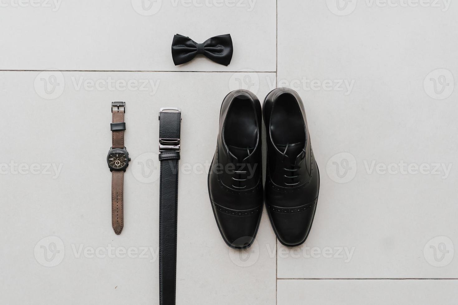 presentación detallada de un reloj de hombre, un par de zapatos de hombre, corbatas y un cinturón, bueno para material de marketing. foto