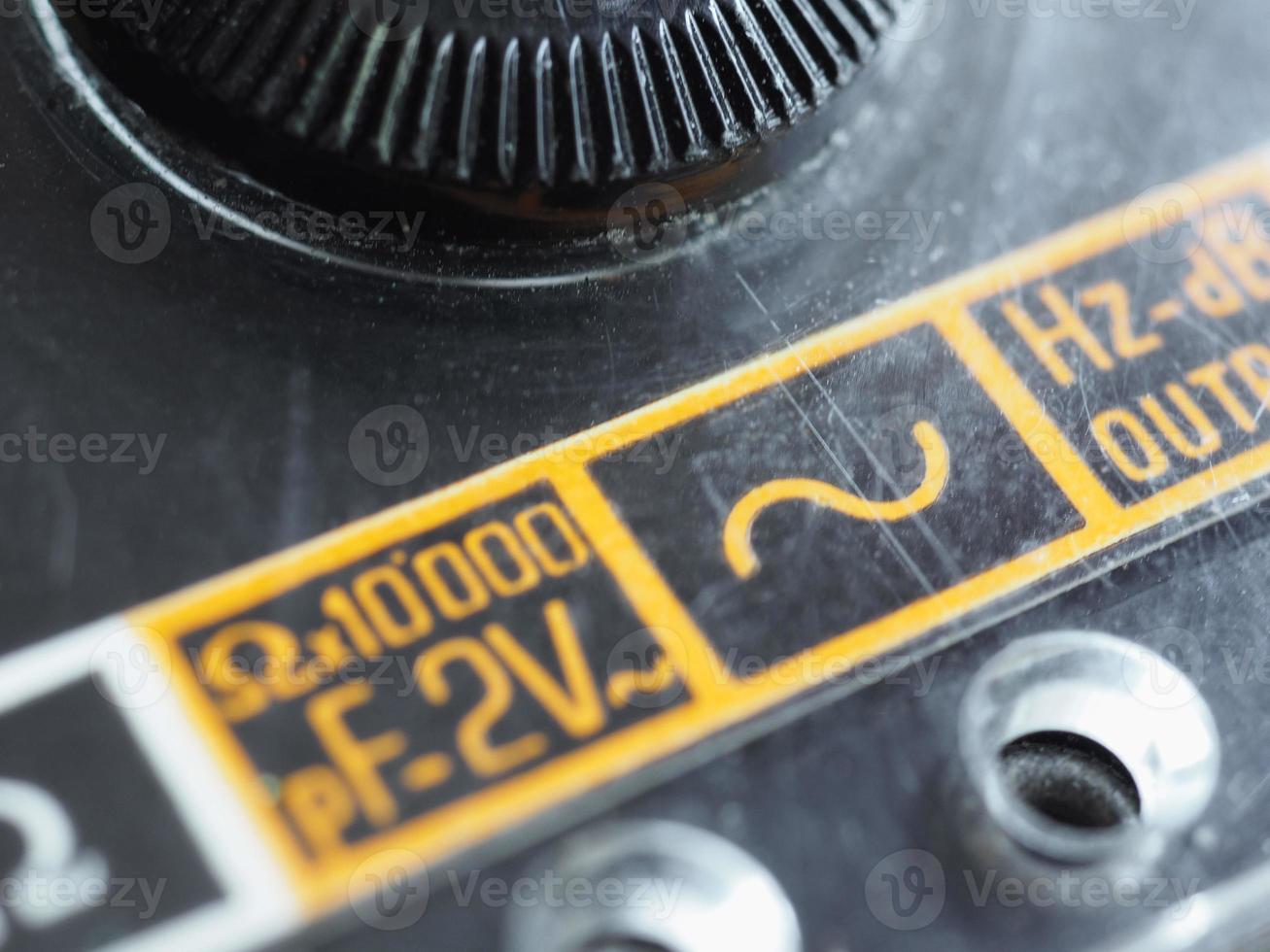 símbolo eléctrico en multímetro analógico vintage foto