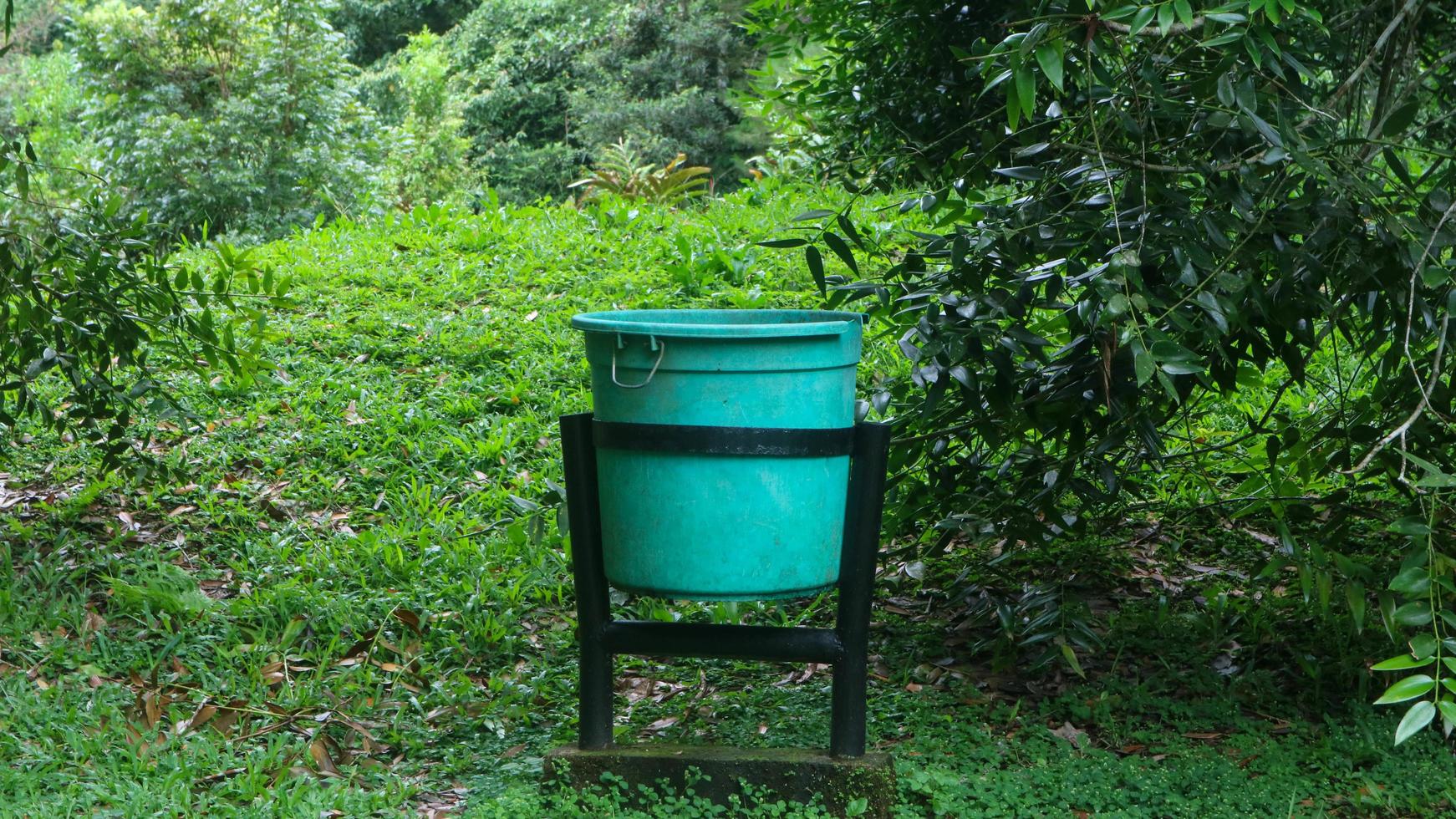 bote de basura verde en lugar turístico foto