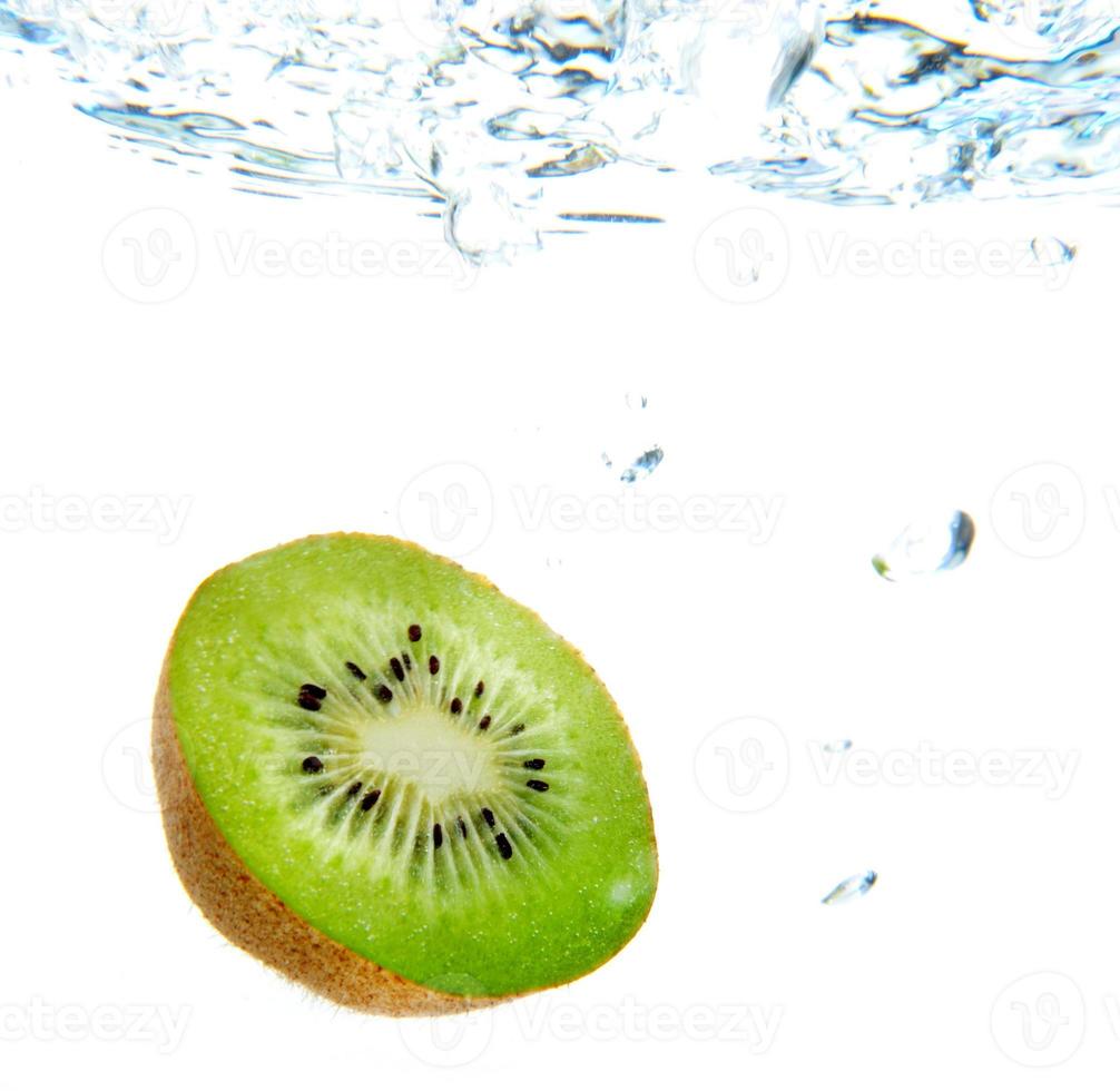 kiwi sobre fondo blanco foto