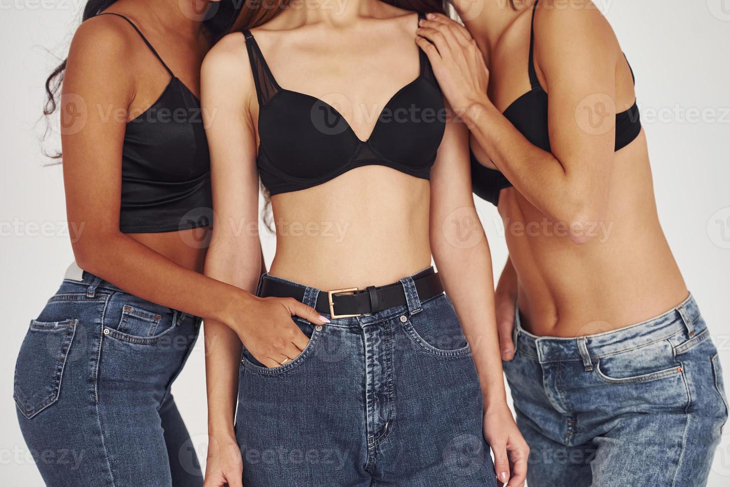cuerpos sexys tres mujeres jóvenes en ropa interior juntas en el interior.  Fondo blanco 15171563 Foto de stock en Vecteezy