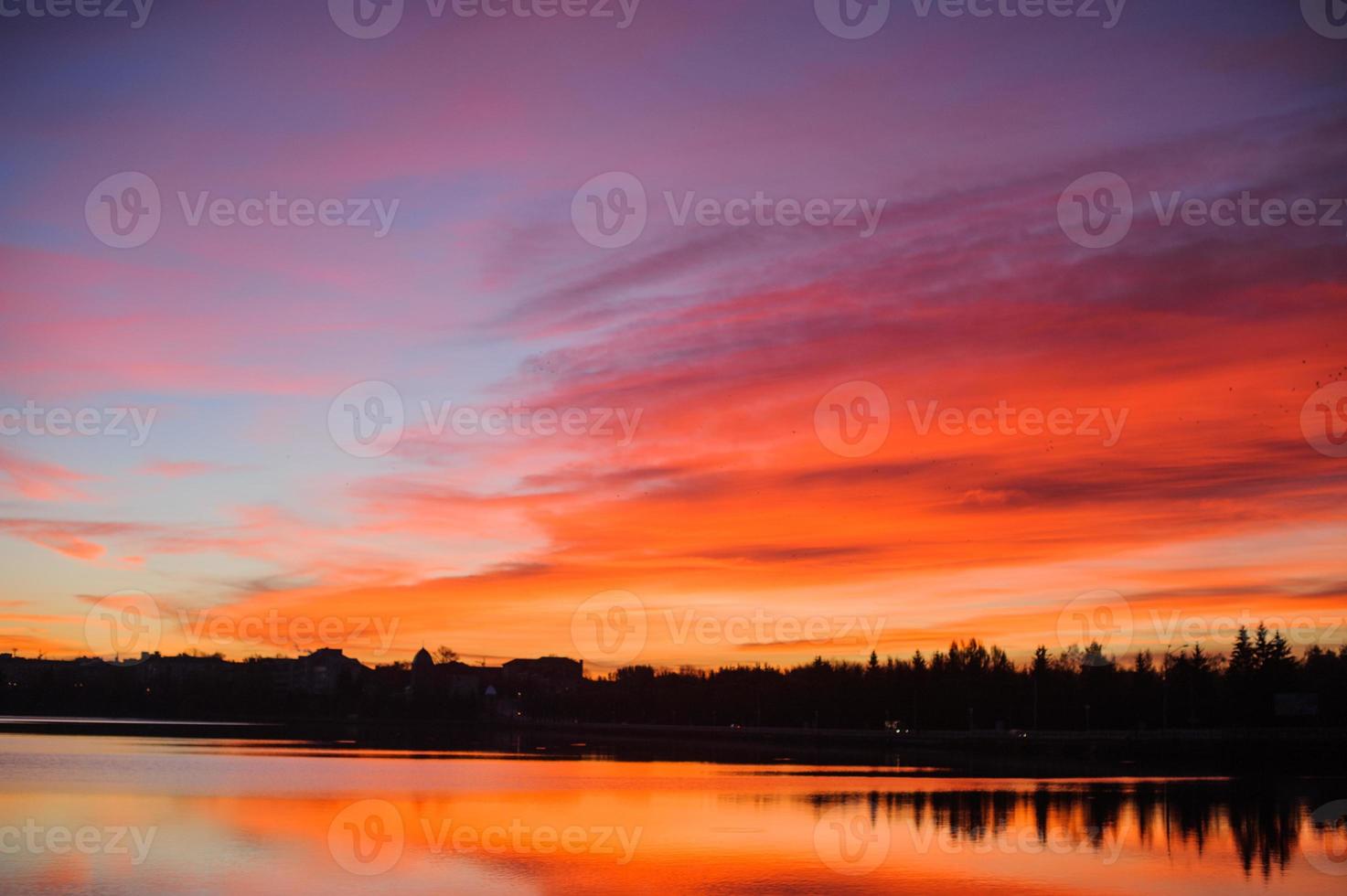 hermosa puesta de sol romantica foto