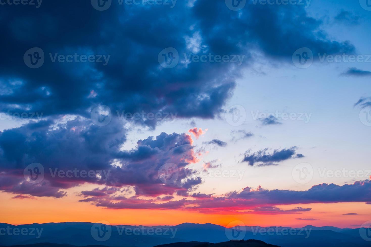 cielo colorido con sol foto