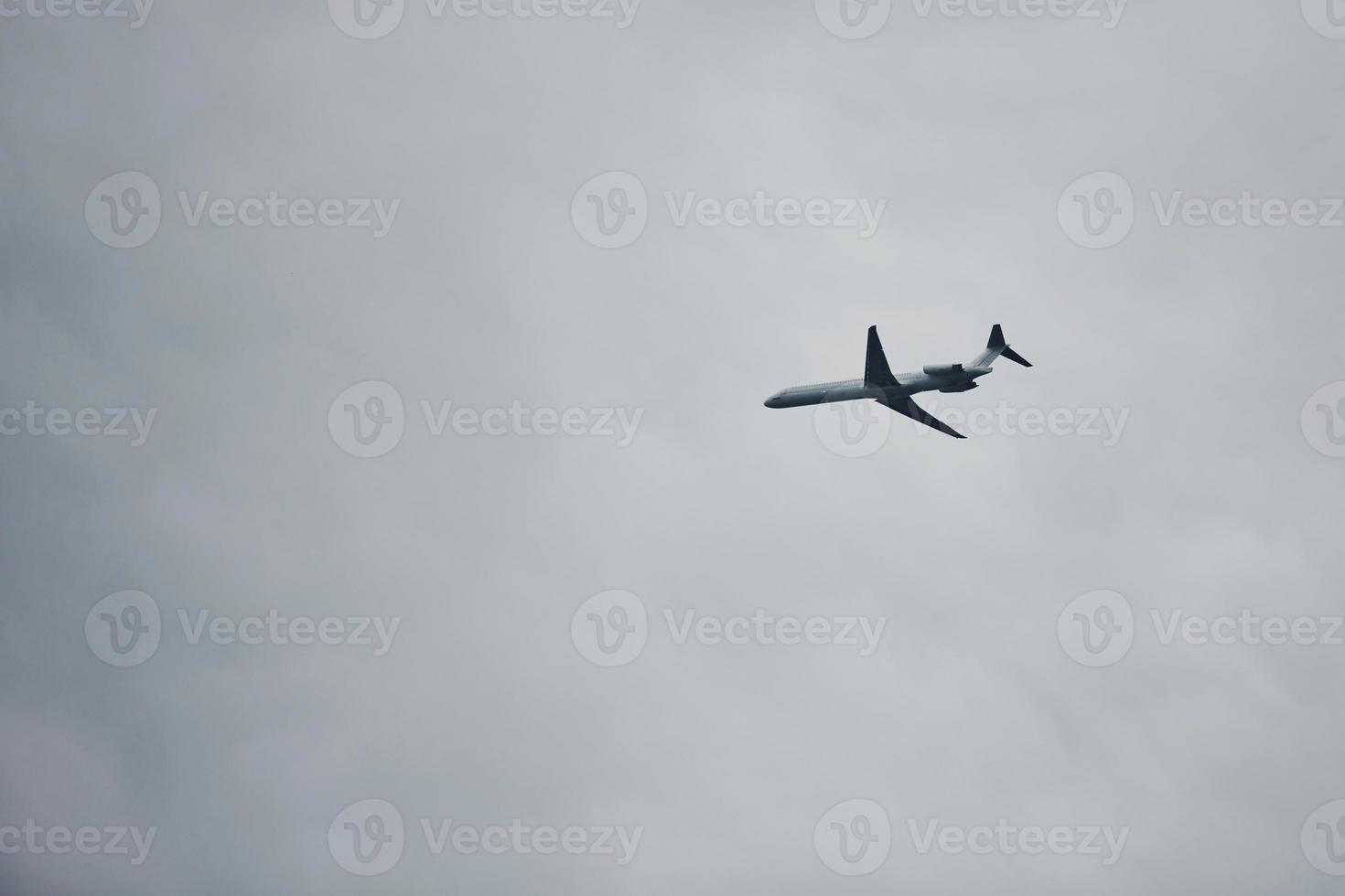 avión de pasajeros en lo alto del cielo. clima nublado. aviación moderna foto