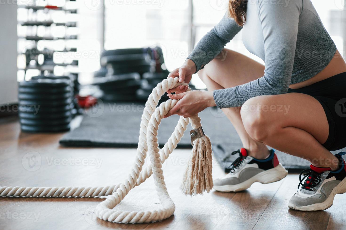 buena iluminación una joven deportiva tiene un día de fitness en el gimnasio a la hora de la mañana foto