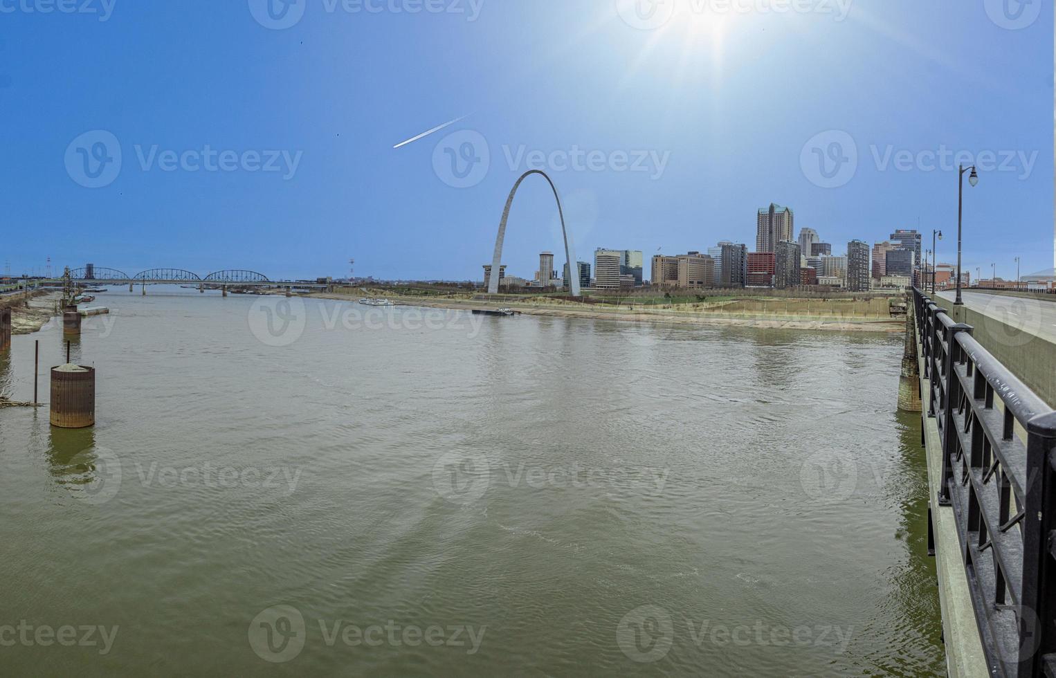 vista a través del río mississippi hasta el gran arco de st. Luis durante el día foto