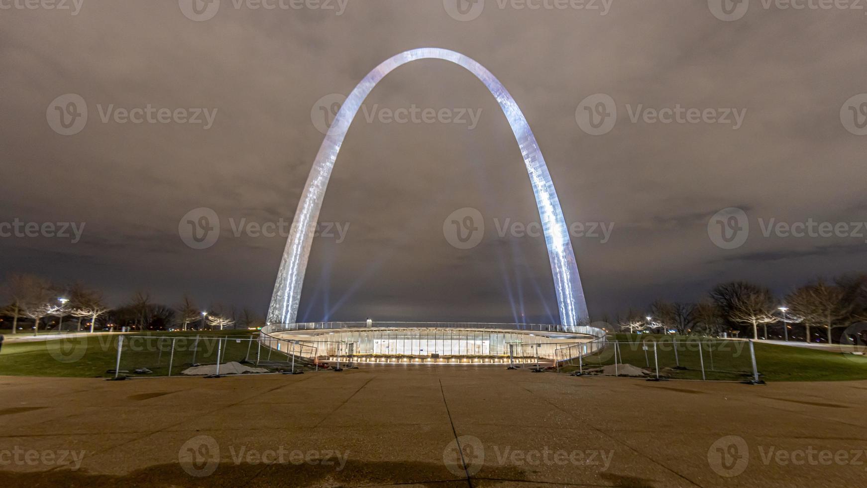 vista del arco de entrada en st. louis de gateway park en la noche foto