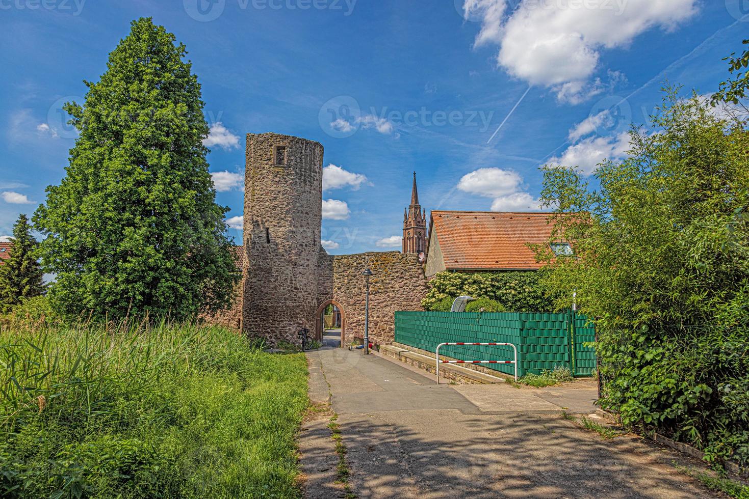 vista de la histórica muralla de la ciudad alemana langen cerca de frankfurt foto