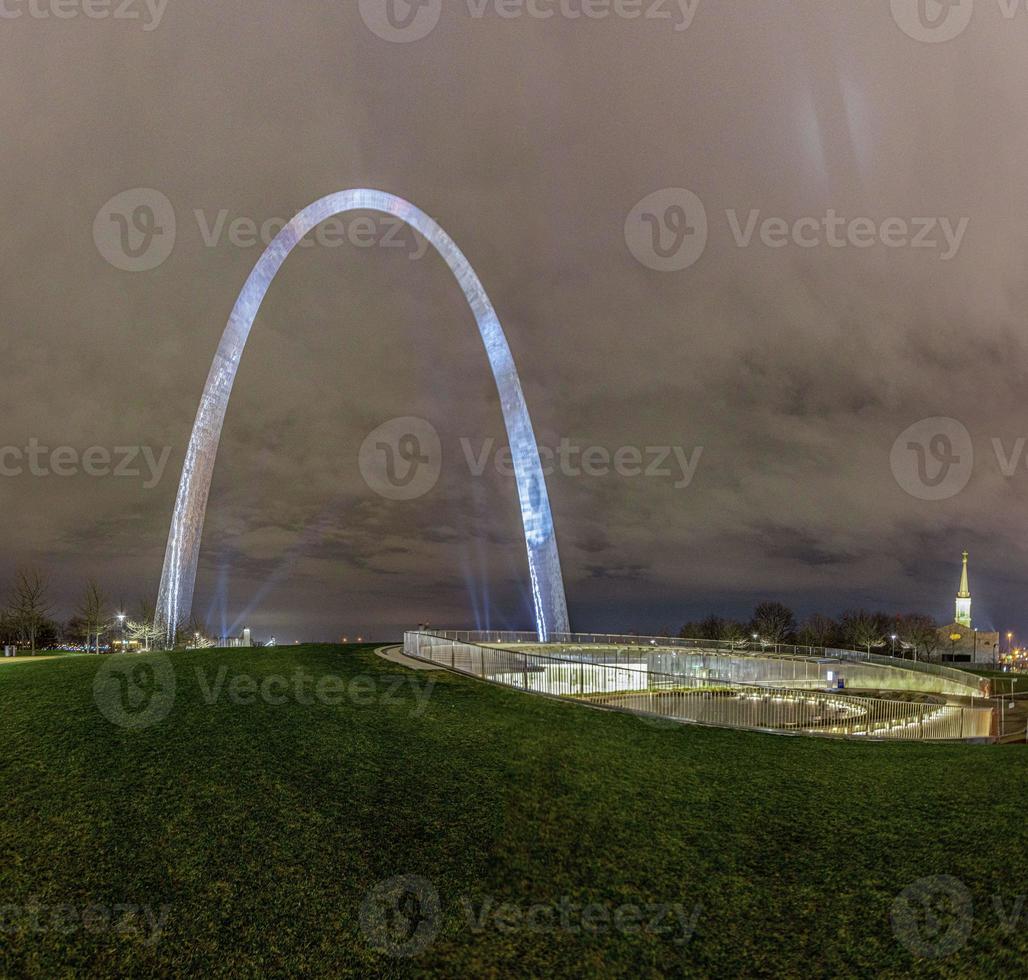 vista del arco de entrada en st. louis de gateway park en la noche foto